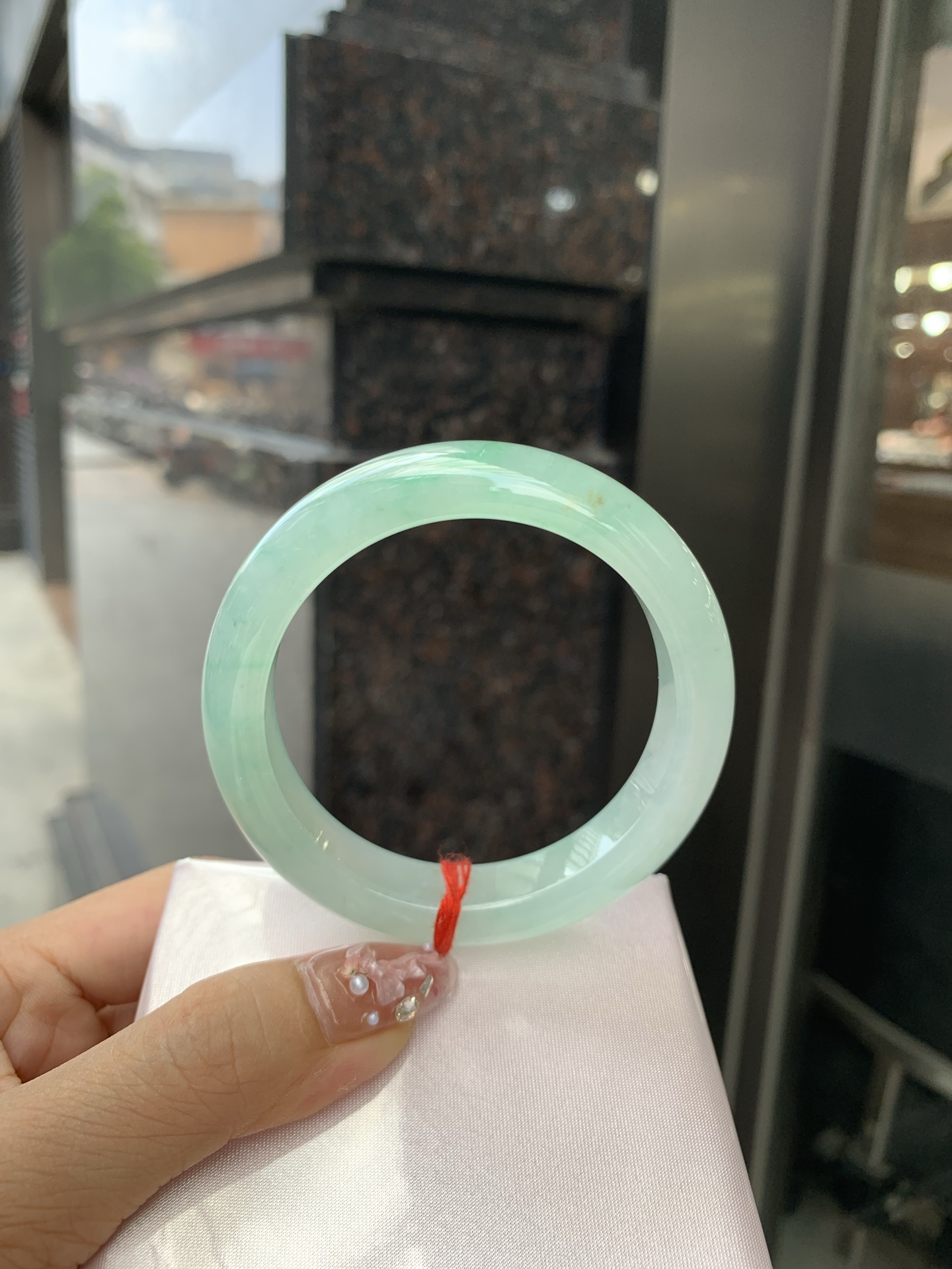 冰飘绿花正圈 55-8.8-11.9 0604-N889 打灯细纹，底妆冰润细腻，有洒金特色，春风十里不如腕间一抹绿，绿花如春日的嫩草，仙气缭绕，很有意境，古典优雅令人沉醉其中