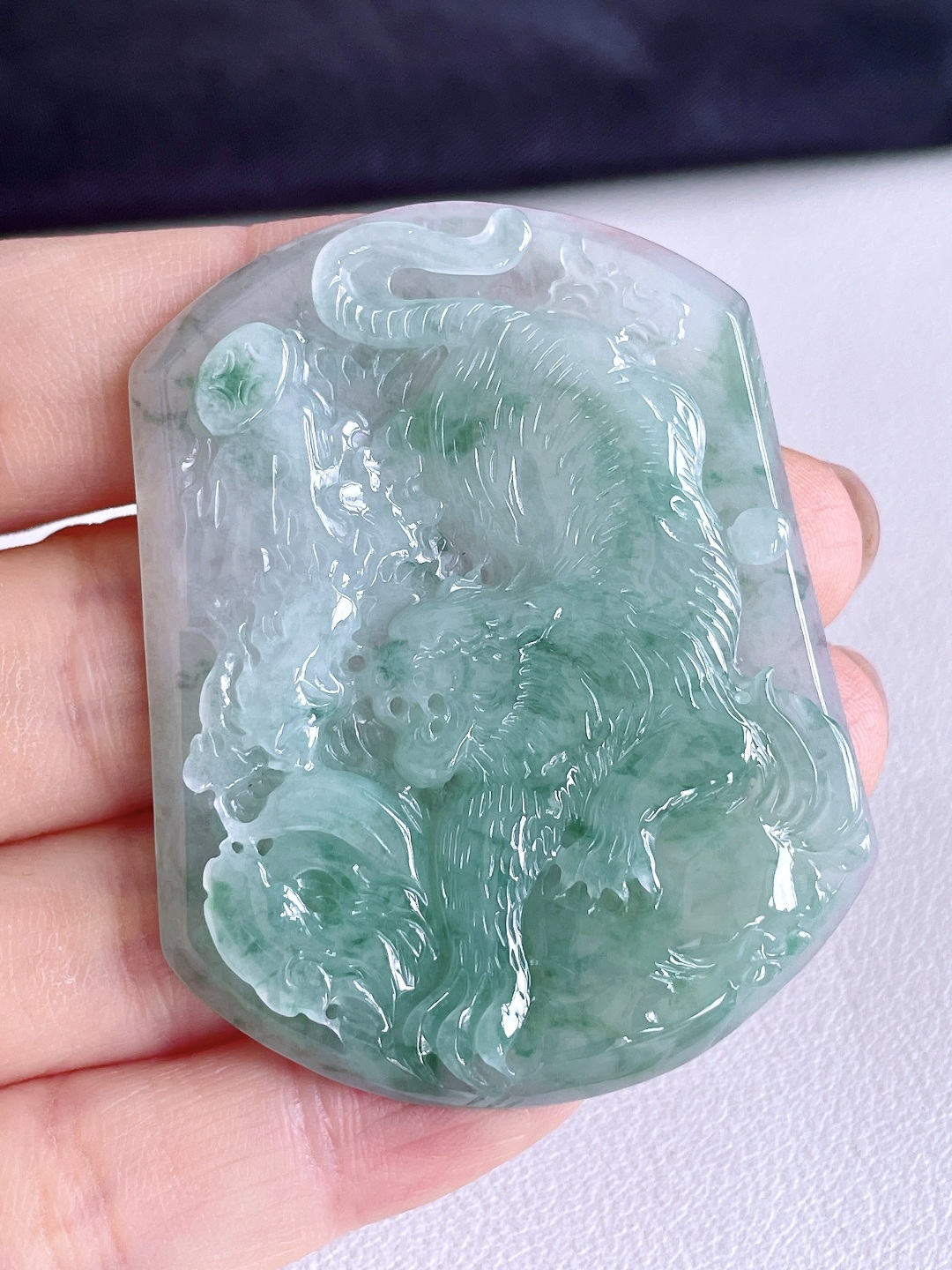 糯冰飘花生肖虎下山虎牌吊坠 说明 缅料 无裂 性比高 尺寸 55.4-44-5.2 重量 27.8克
