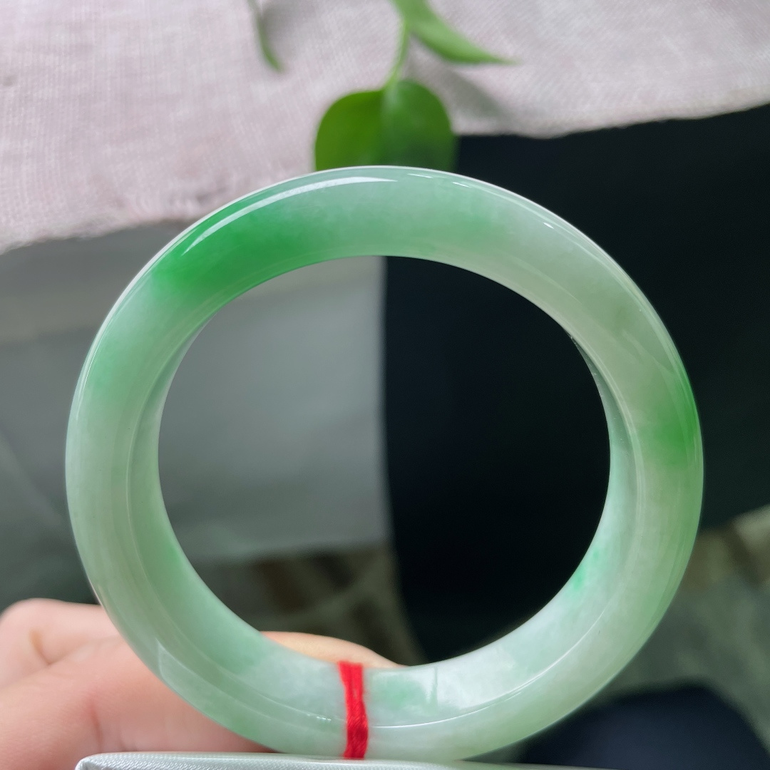 53.8/12.7/8.4飘绿正圈，颜色艳丽，光彩夺目，水润，细腻，贵气，晶体纹，ss54260a