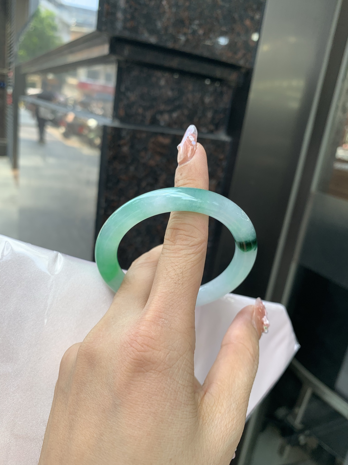 冰阳绿花美人条 50.3-8.6-8.4 0604-N890 底妆冰润细腻，春风十里不如腕间一抹绿，阳绿花如春日的嫩草，仙气缭绕，很有意境，古典优雅令人沉醉其中