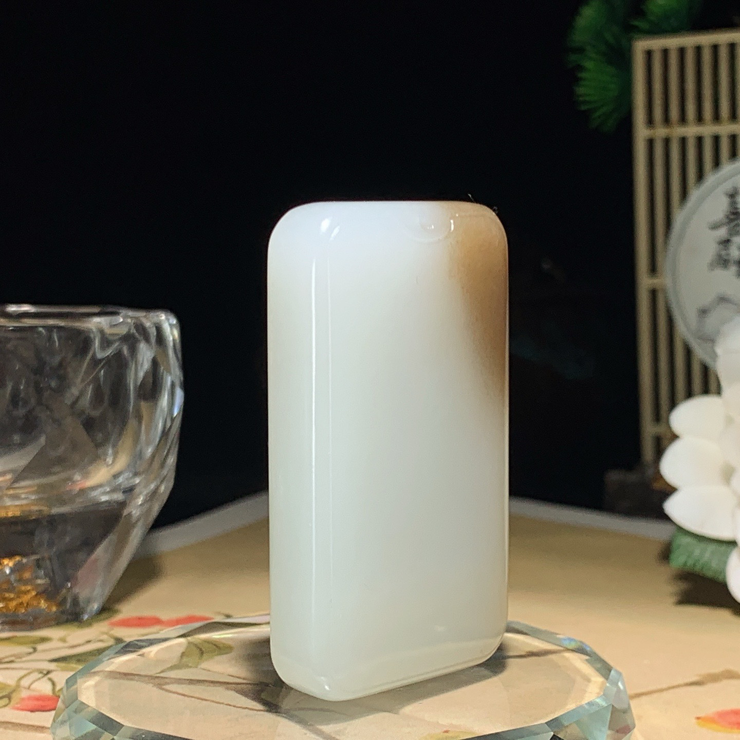 新疆且末糖白玉平安无事牌挂件 尺寸55/32/12重58.5克。玉质细腻油润。手推出油。佩戴高端典雅