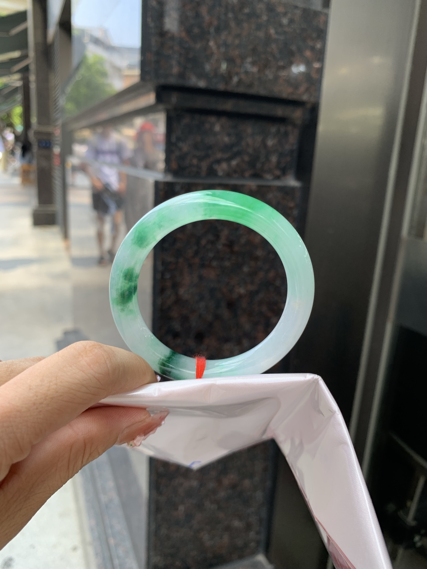 冰阳绿花美人条 50.3-8.6-8.4 0604-N890 底妆冰润细腻，春风十里不如腕间一抹绿，阳绿花如春日的嫩草，仙气缭绕，很有意境，古典优雅令人沉醉其中