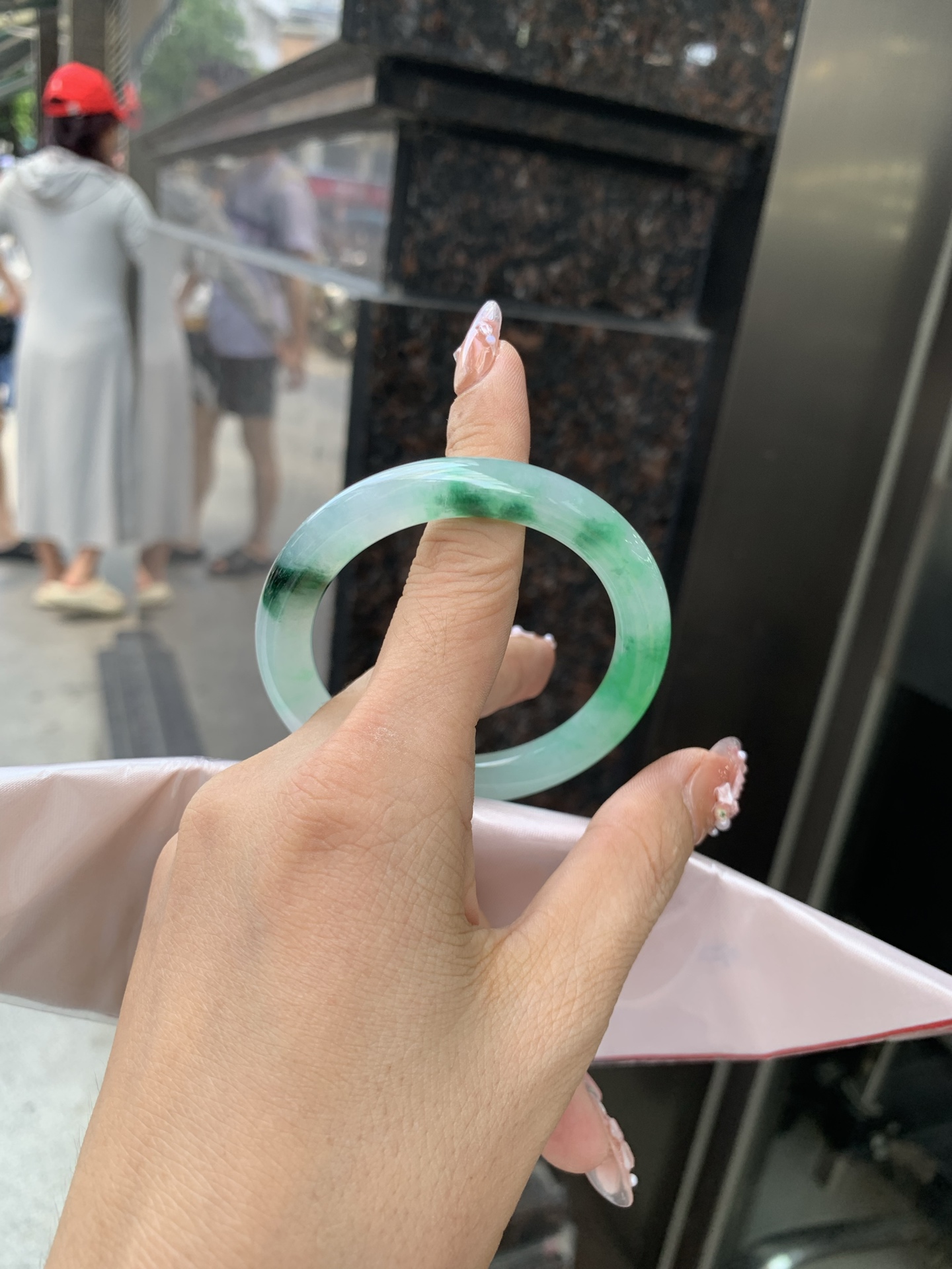 冰阳绿花美人条 50.3-8.6-8.4 0604-N890 底妆冰润细腻，春风十里不如腕间一抹绿，阳绿花如春日的嫩草，仙气缭绕，很有意境，古典优雅令人沉醉其中