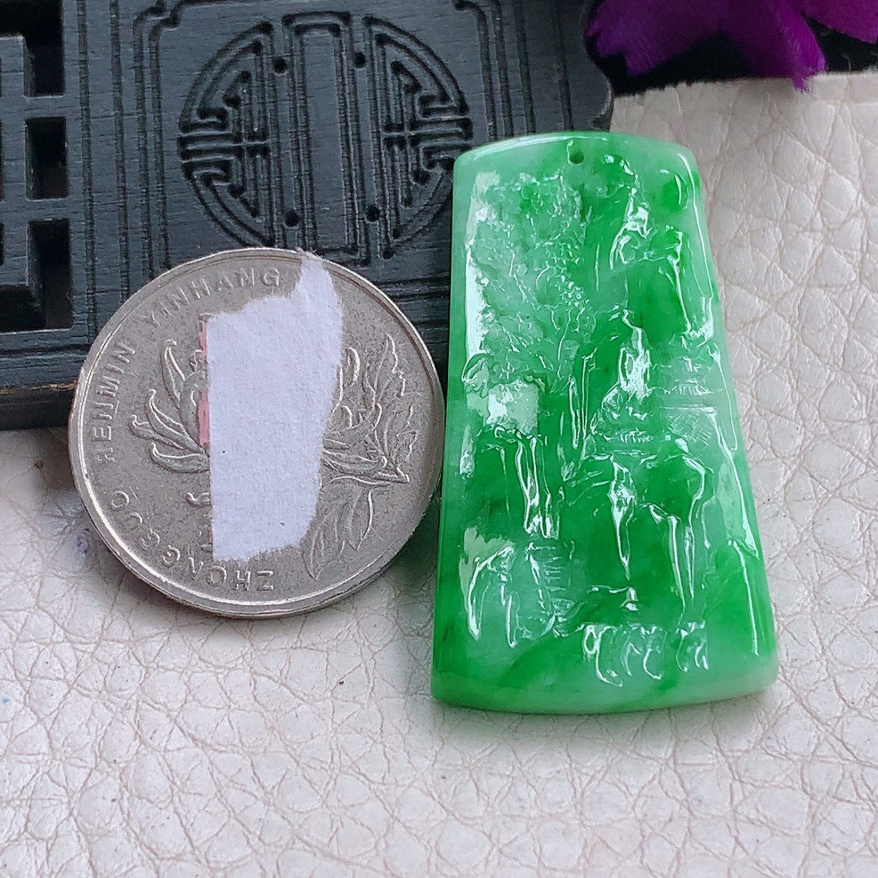 zz3实拍40.3*21.8*5天然缅甸翡翠阳绿小山水牌吊坠