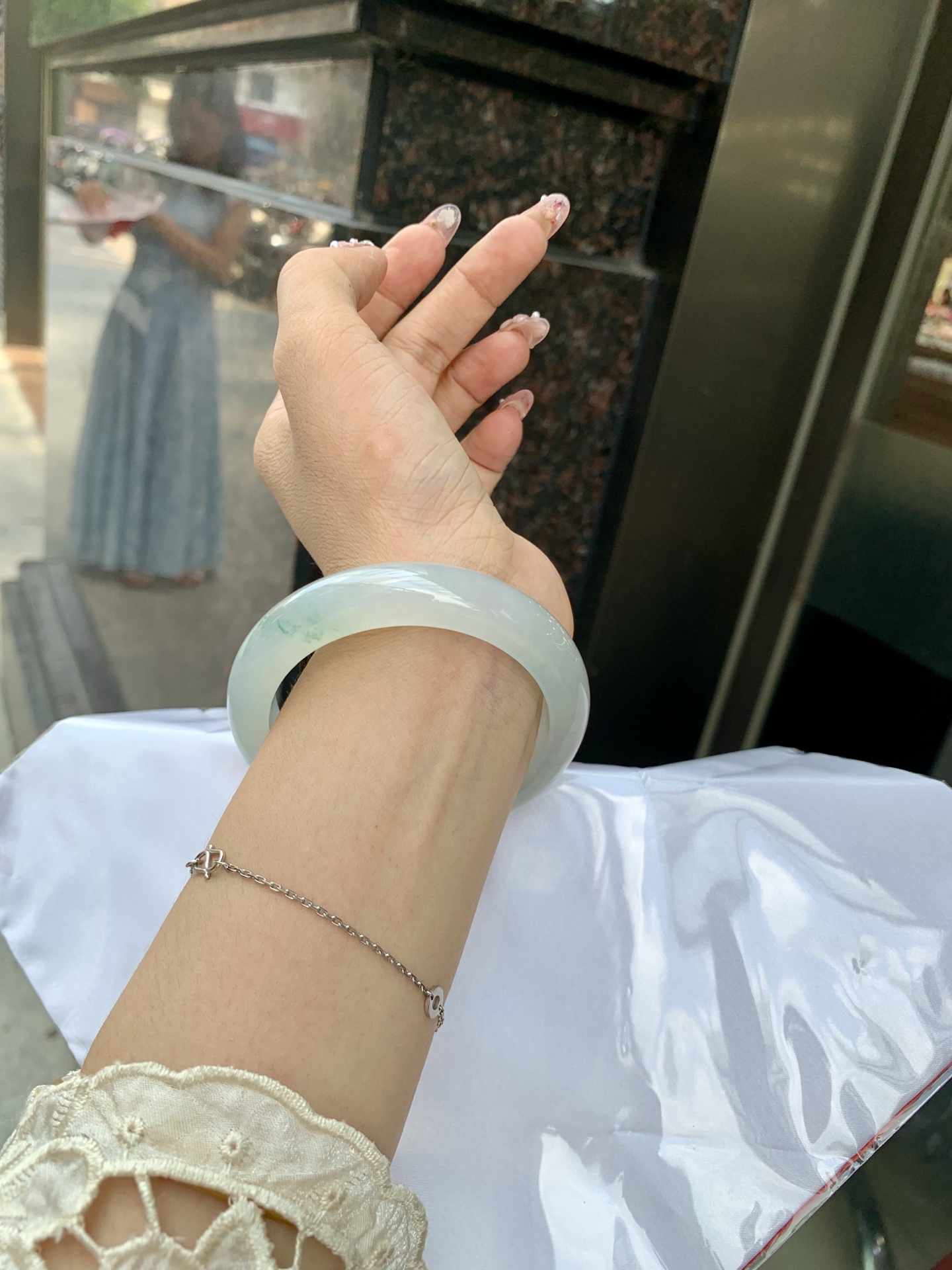 冰飘花正圈 55.3-8.5-12 0604-N887 打灯细纹，底妆冰润素白，冰底中开出了朵朵蓝花，飘花灵动飘逸，勾勒出一幅唯美诗意的山水意境画，古典优雅又秀气