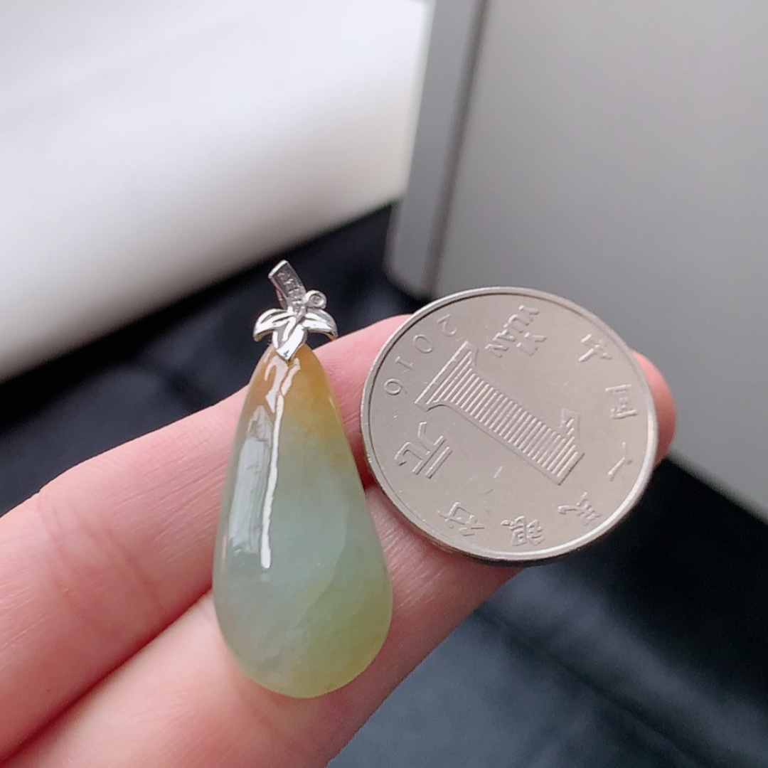 冰飘黄福瓜吊坠。翠色明媚 种老水润，饱满细腻，佩戴优雅时尚 货号35602，36.9-13.3-5.1