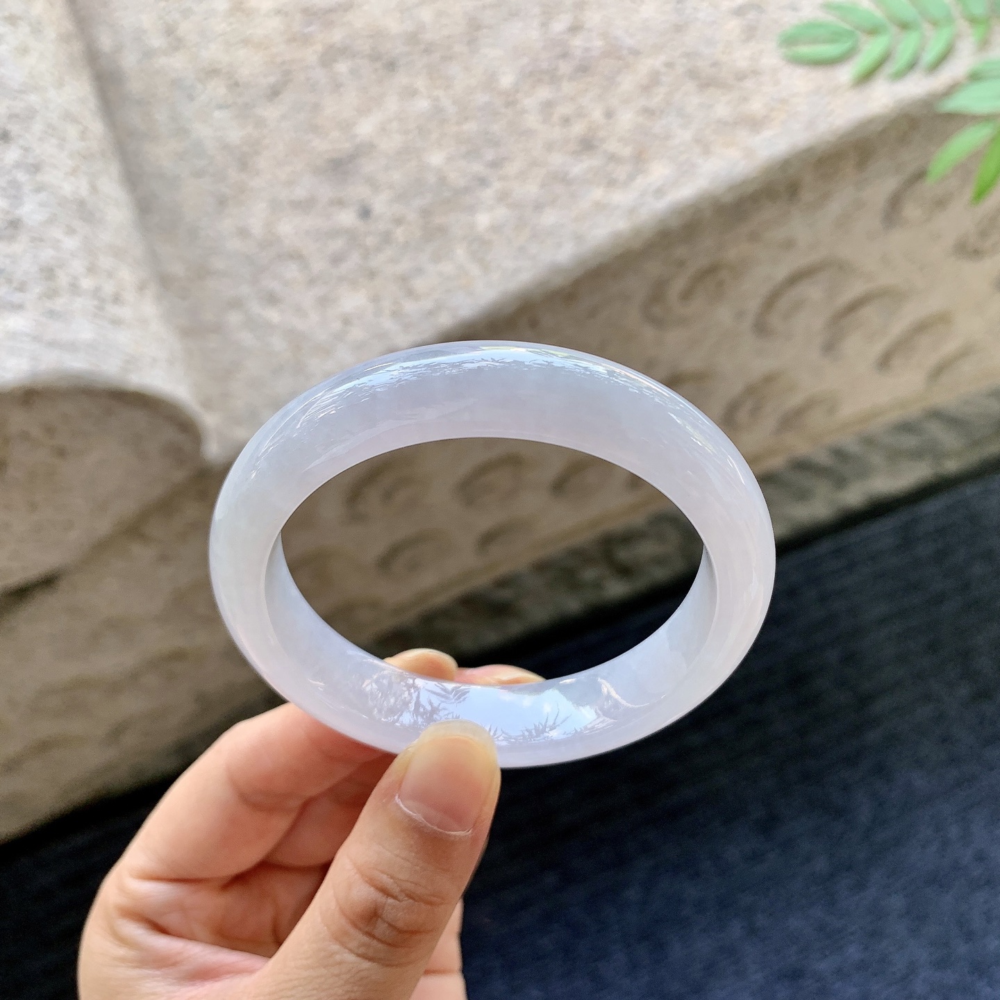正圈53 54【圈口】53.1/12/7.7【编码】AF060556【描述】糯冰淡紫，水润，种老，细腻，打灯有棉线