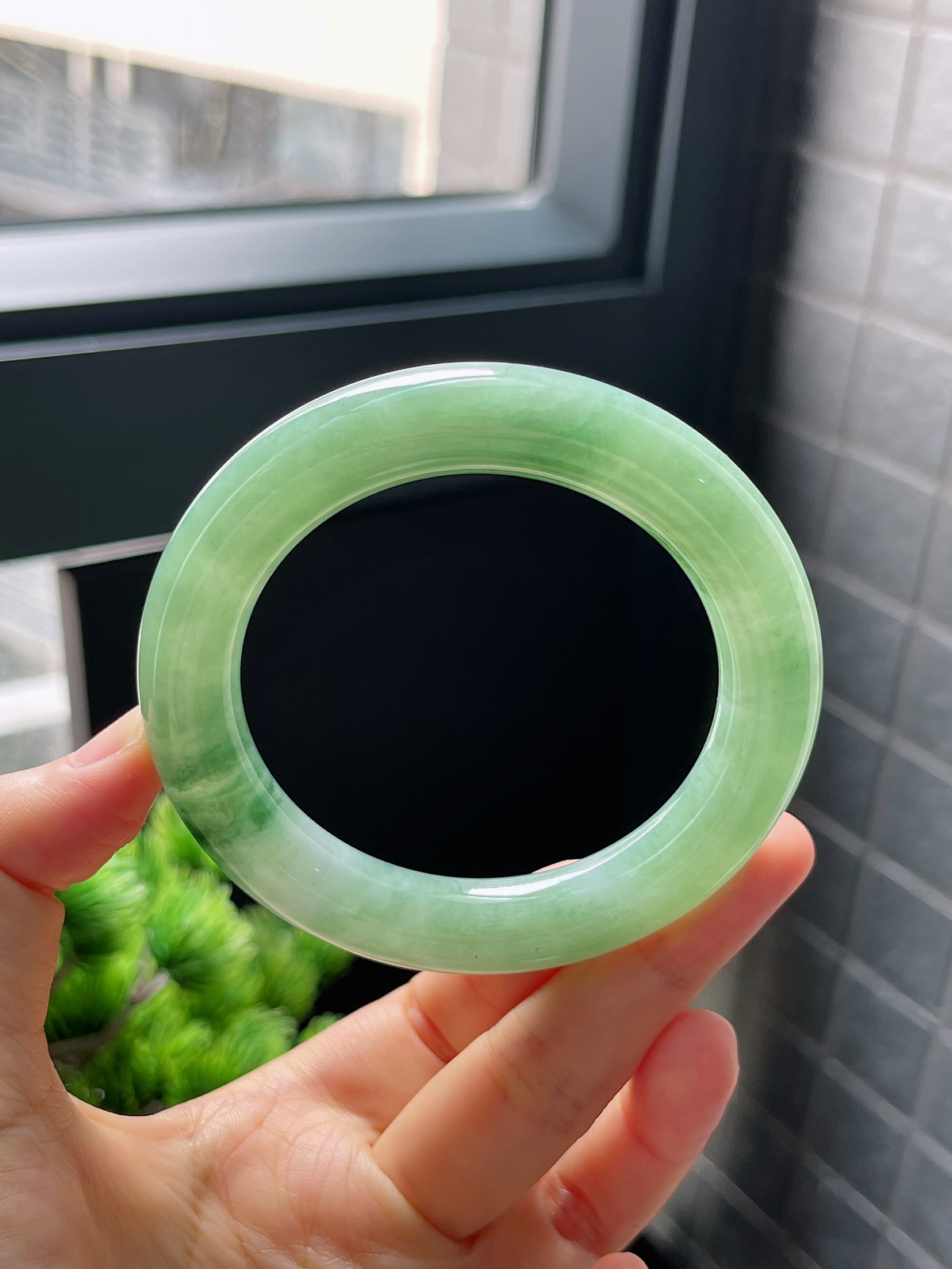 圈口55，冰糯飘花圆条翡翠手镯