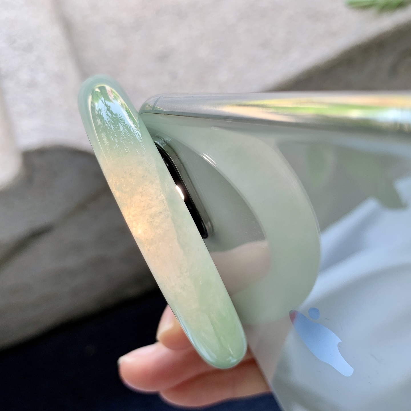 圆条53 54【圈口】54.3/10.5/10.4【编码】B2060504【描述】冰糯飘绿，水润，种老，细腻，打灯有棉纹