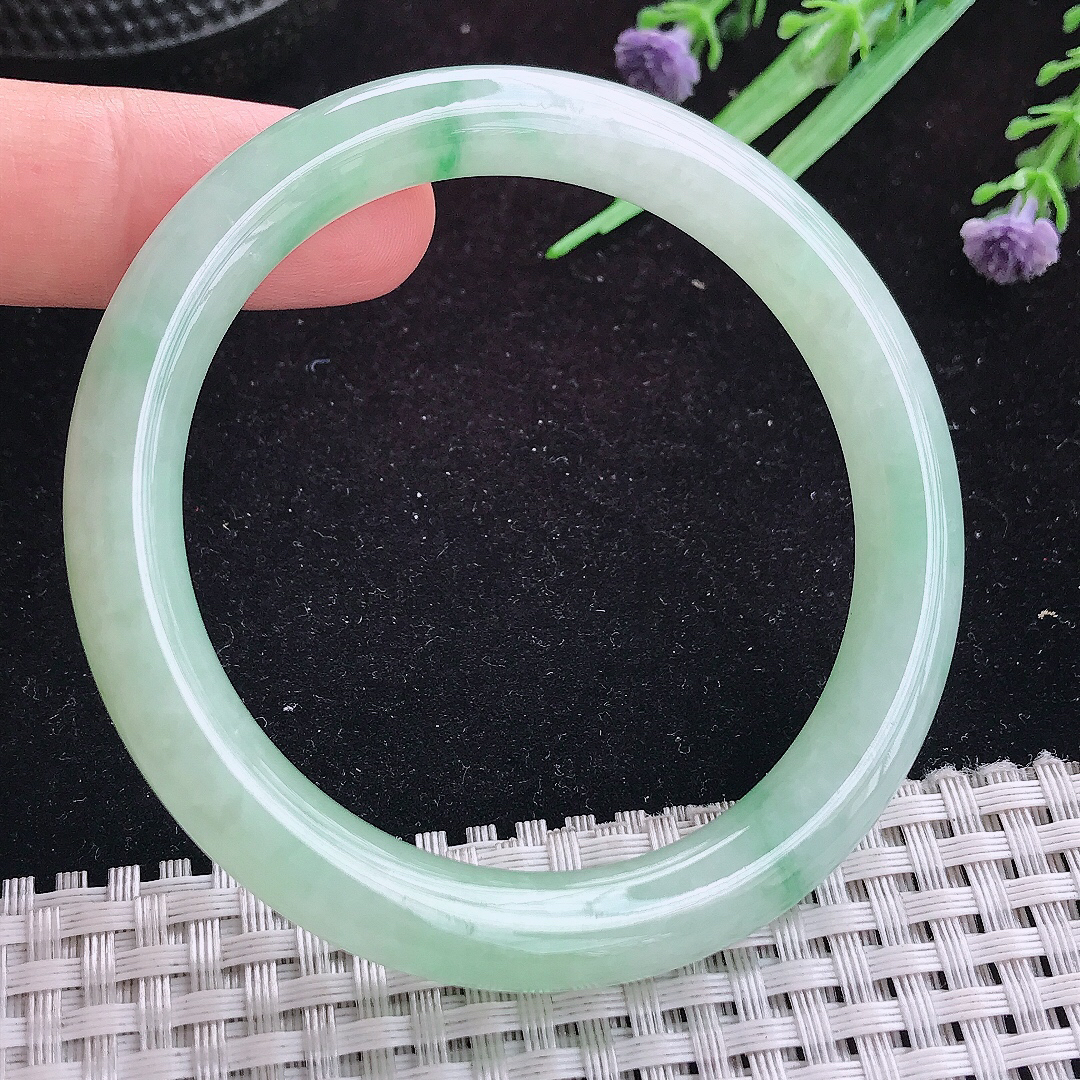 实拍A货翡翠55.5/8.8/8.6老坑冰胶飘阳绿圆条手镯玉手镯女款平安镯