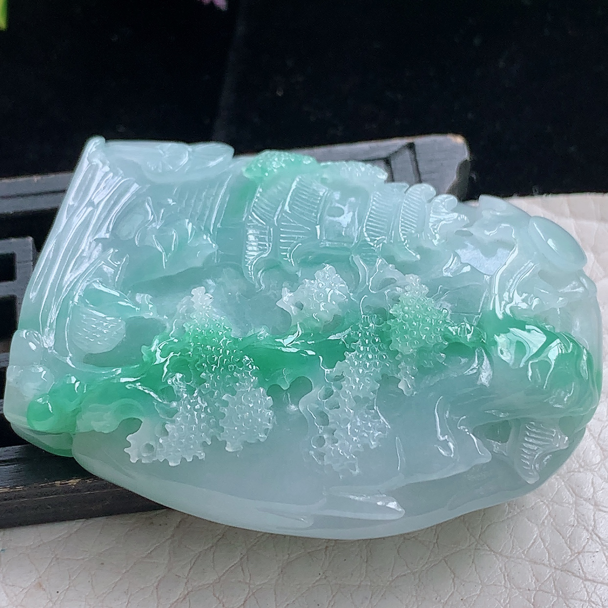 zz3实拍50*37.5*11.5天然缅甸翡翠飘绿精雕大山水牌吊坠