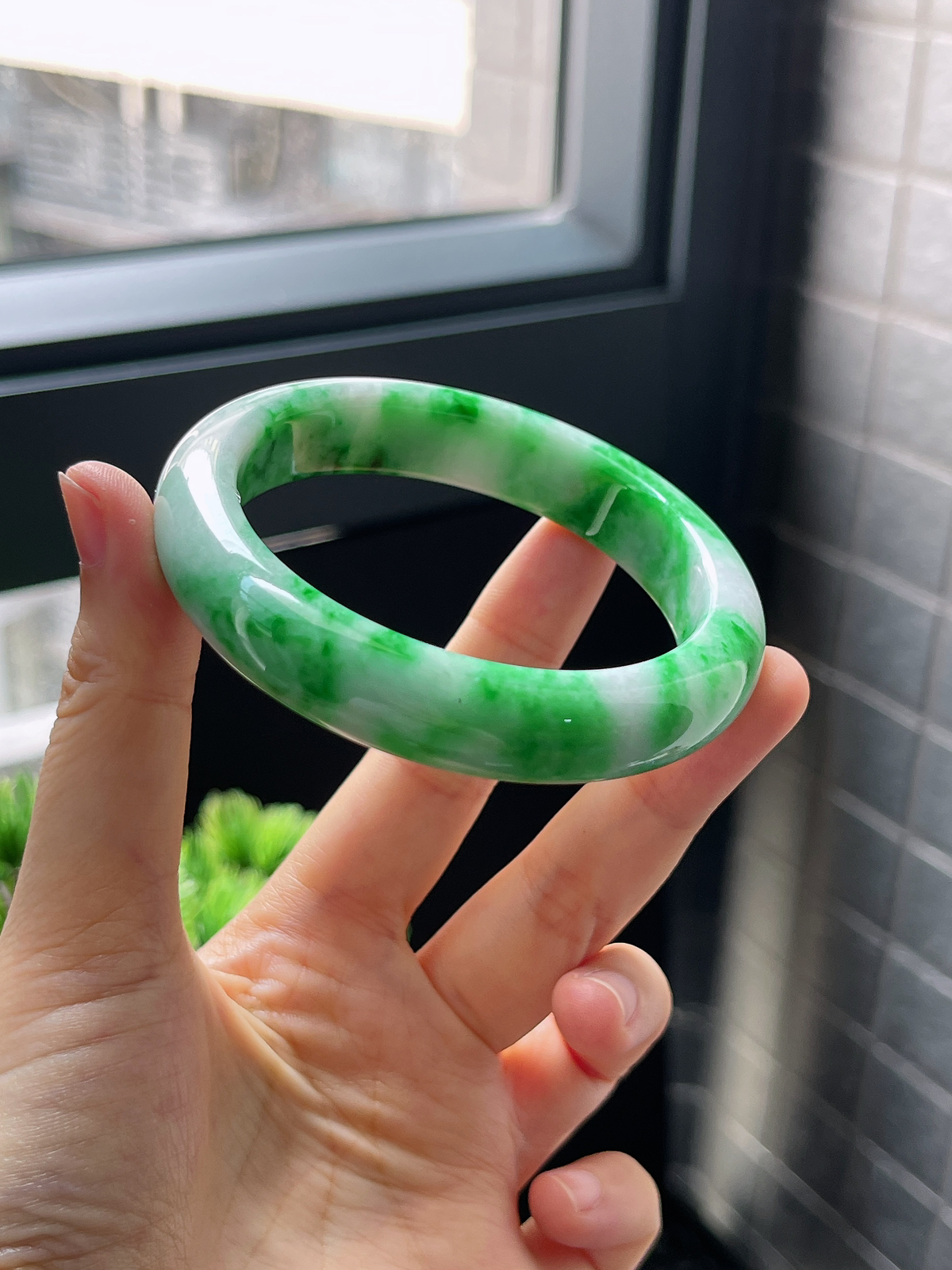 圈口55.9，糯化阳绿翡翠手镯