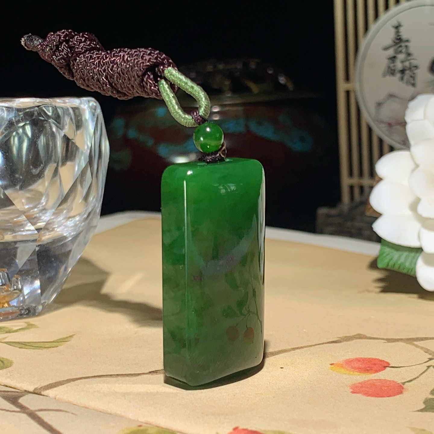 和田玉七号矿红皮料阳绿俄罗斯碧玉平安无事牌挂件！尺寸37/18/10重20克 玉质细腻油润 底色纯净
