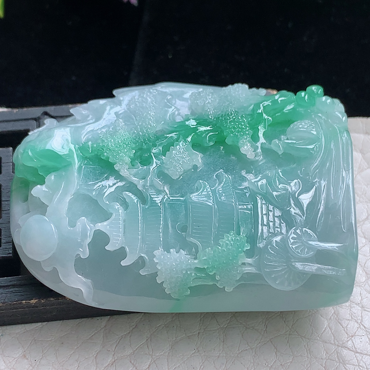zz3实拍50*37.5*11.5天然缅甸翡翠飘绿精雕大山水牌吊坠