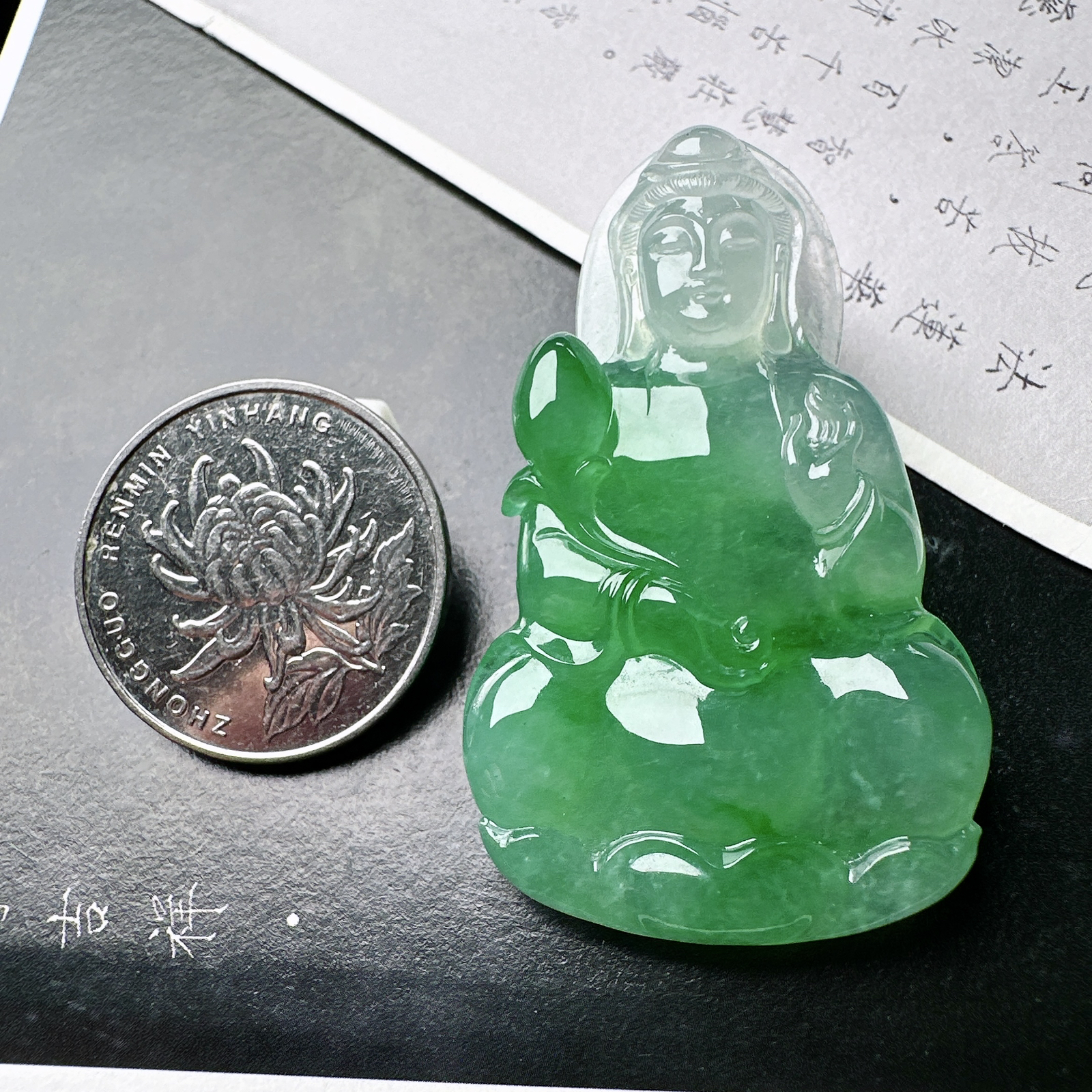 【冰种飘绿观音】质地细腻，通透度上佳，冰感十足，适合佩戴，收藏品质