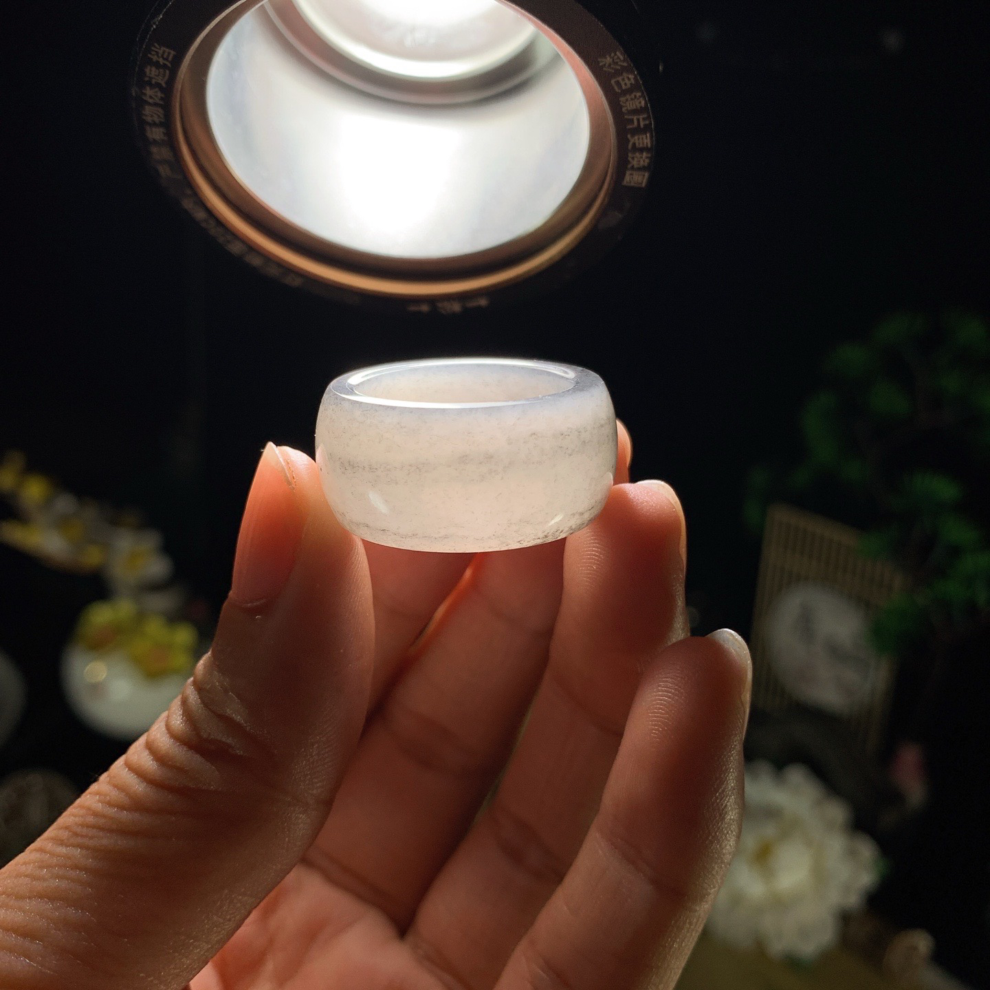 新疆和田玉籽料青花扳指 内径20尺寸12/4重10.4克。玉质细腻油润。手推出油。佩戴高端典雅。lt260602