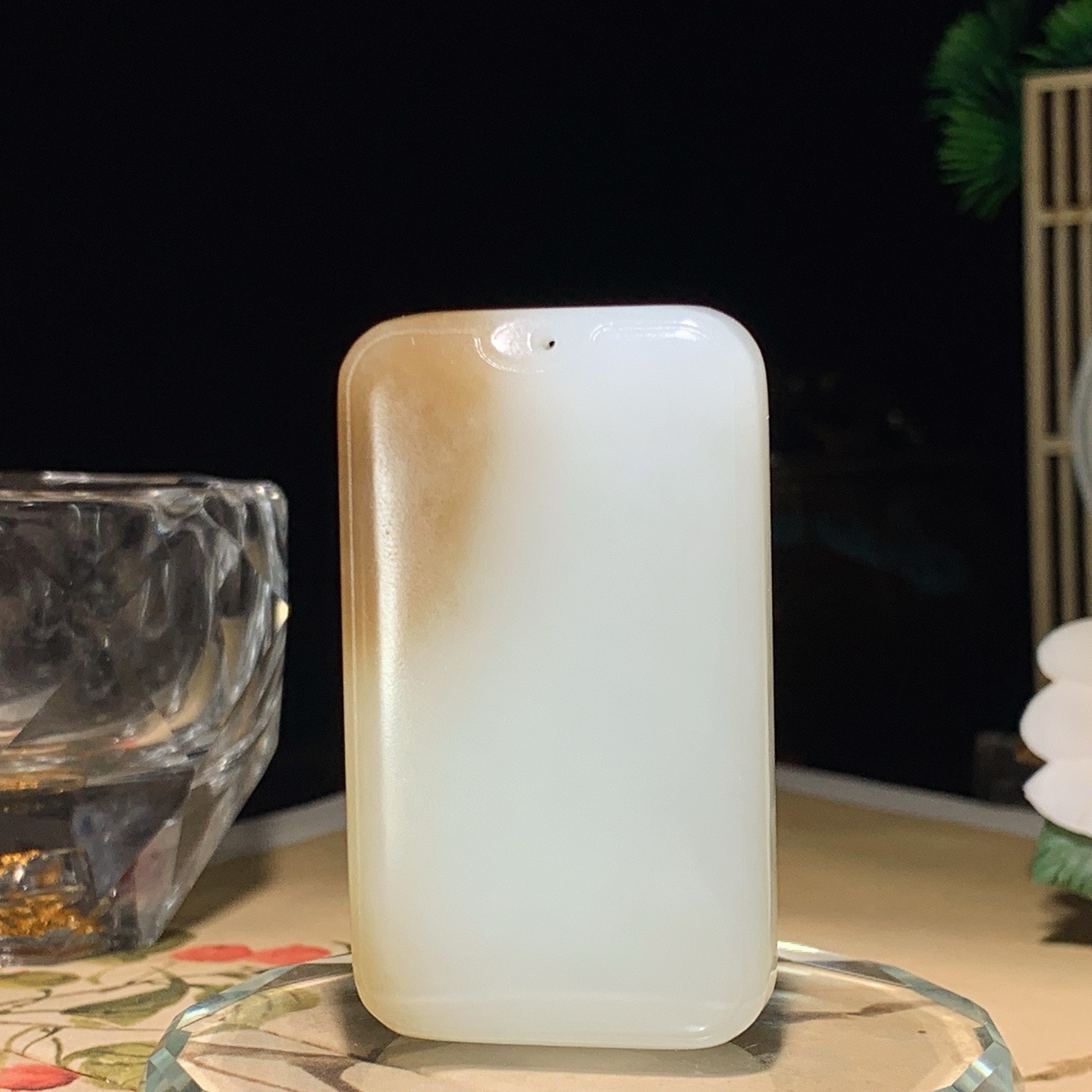 新疆且末糖白玉平安无事牌挂件 尺寸55/32/12重58.5克。玉质细腻油润。手推出油。佩戴高端典雅。lt260602