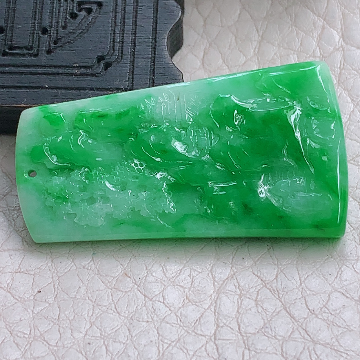 zz3实拍40.3*21.8*5天然缅甸翡翠阳绿小山水牌吊坠
