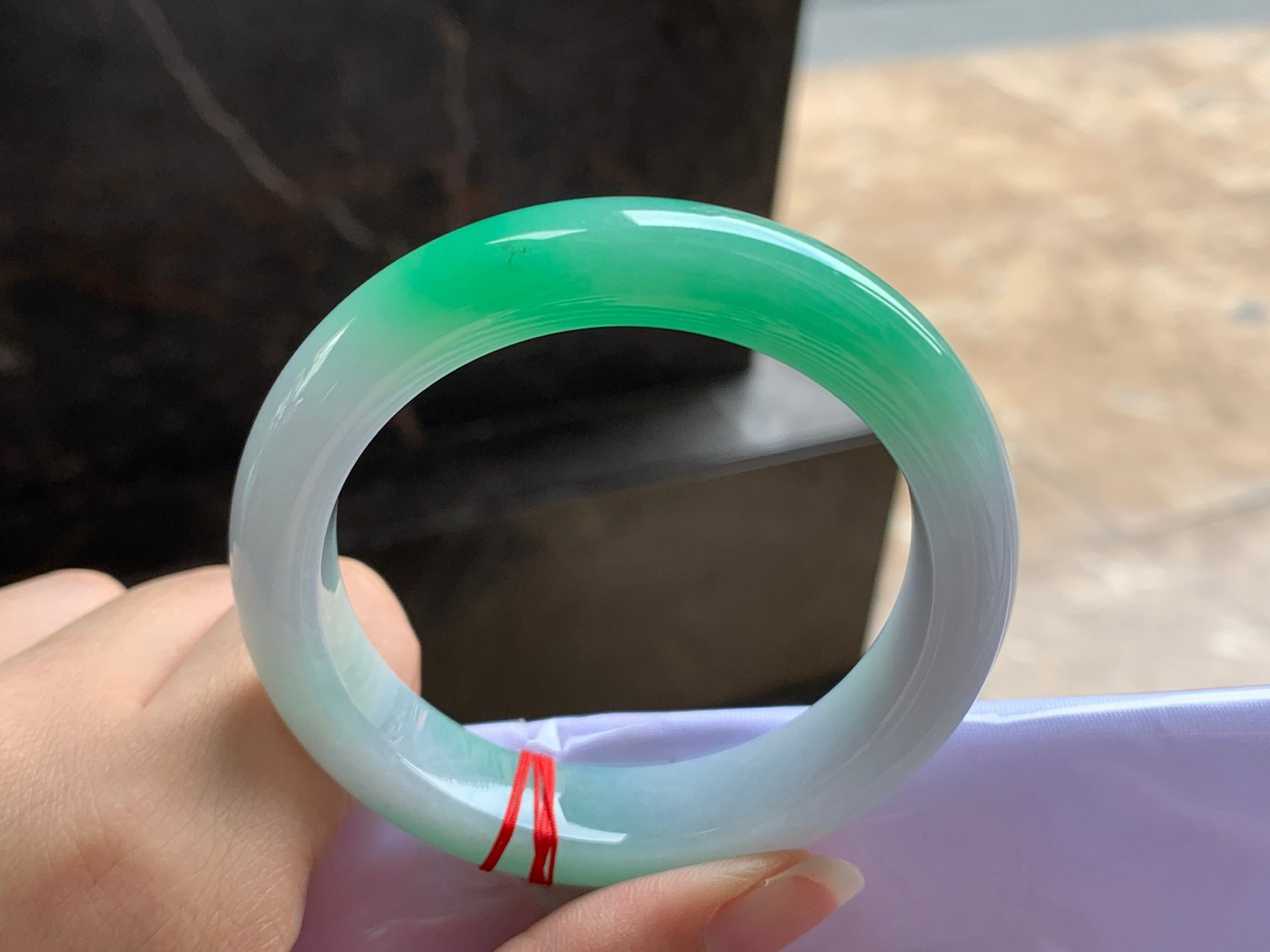 52圈 
阳绿色手镯^_^色阳细腻
