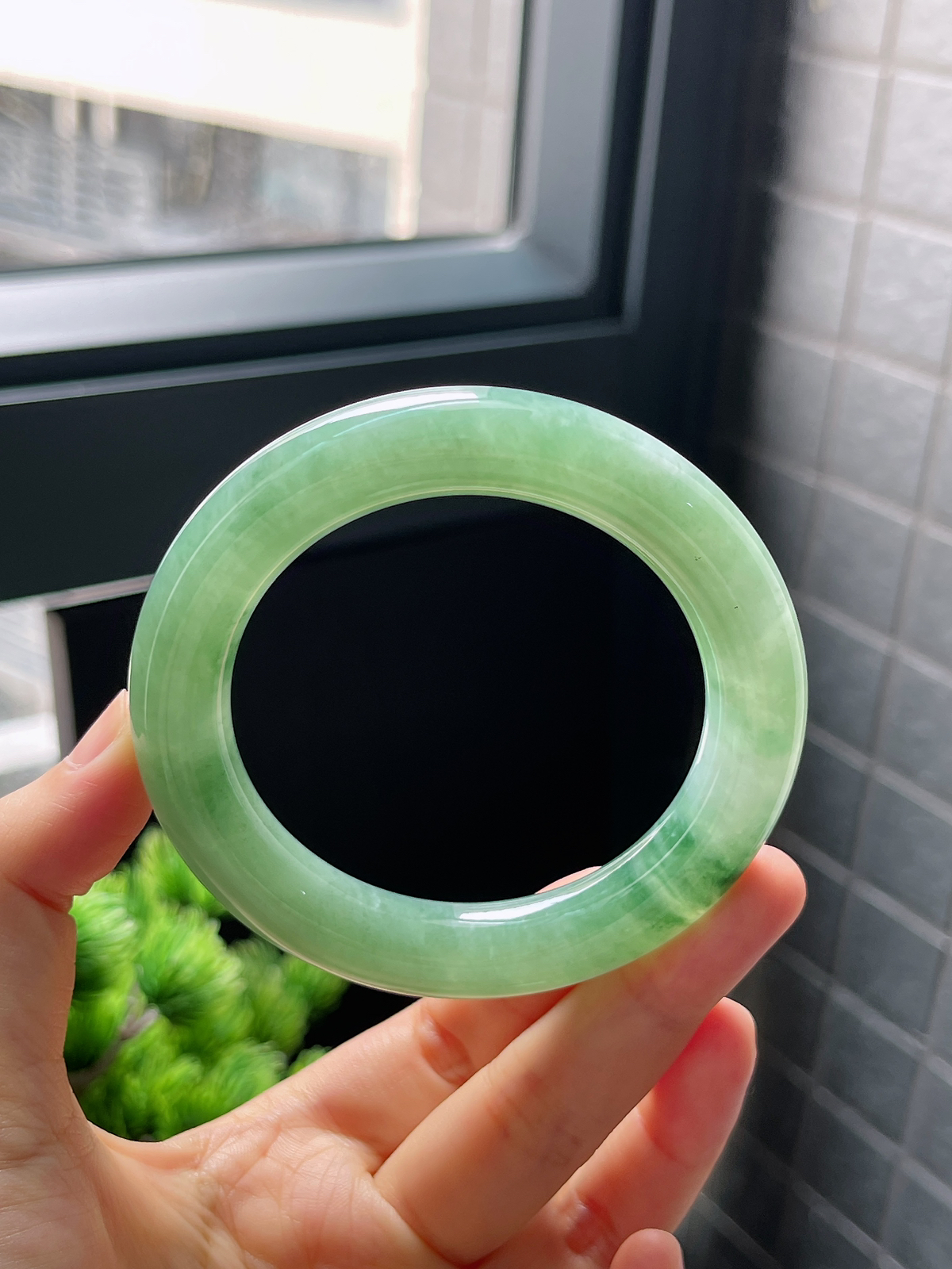 圈口55，冰糯飘花圆条翡翠手镯