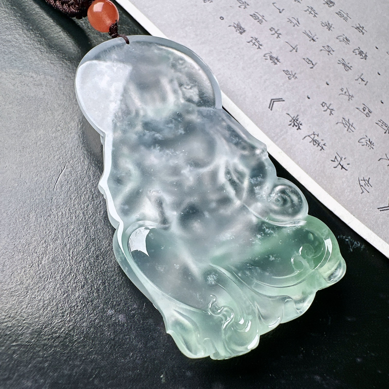 【玻璃种飘绿自在观音】种老质地细腻，冰润纯净，光感好。雕工精美，收藏品质