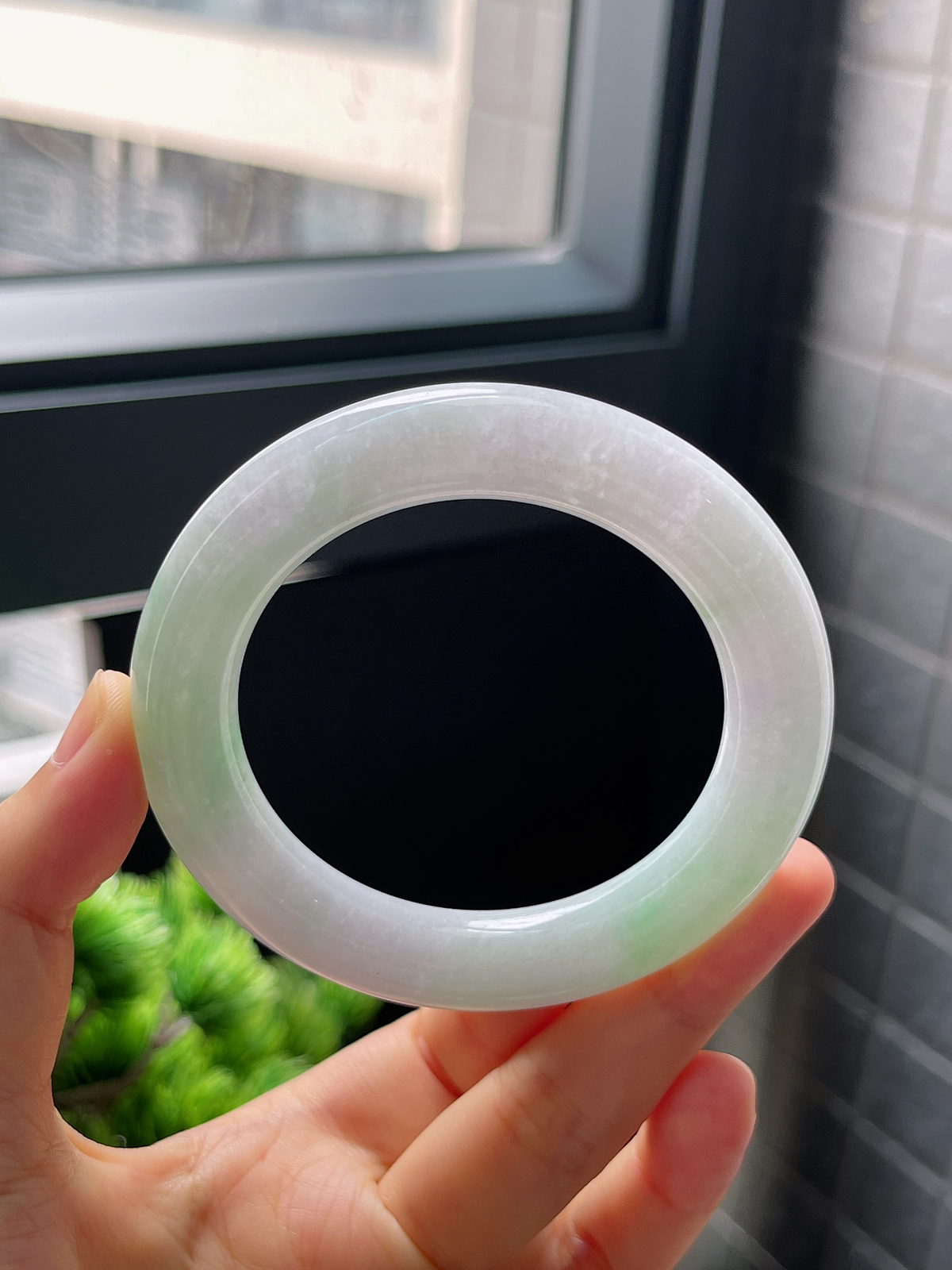 圈口53.5，糯化淡绿圆条翡翠手镯