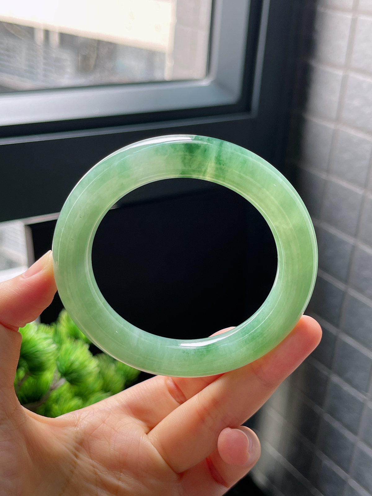 圈口55，冰糯飘花圆条翡翠手镯