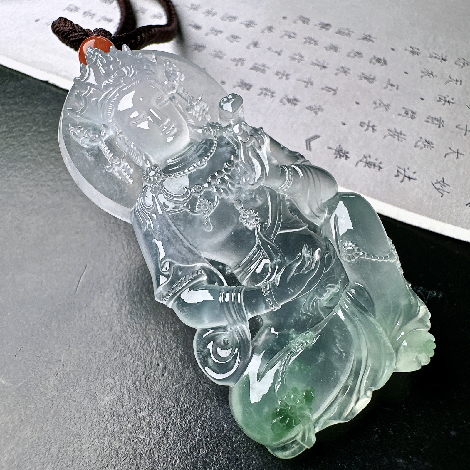 【玻璃种飘绿自在观音】种老质地细腻，冰润纯净，光感好。雕工精美，收藏品质
