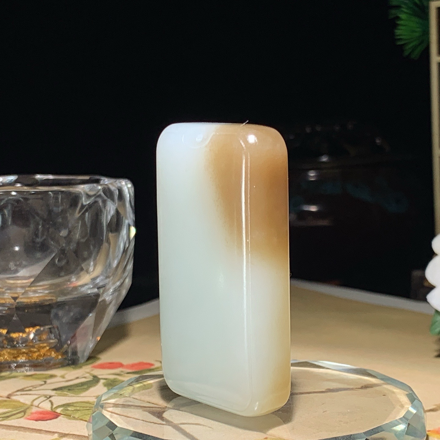 新疆且末糖白玉平安无事牌挂件 尺寸55/32/12重58.5克。玉质细腻油润。手推出油。佩戴高端典雅。lt260602