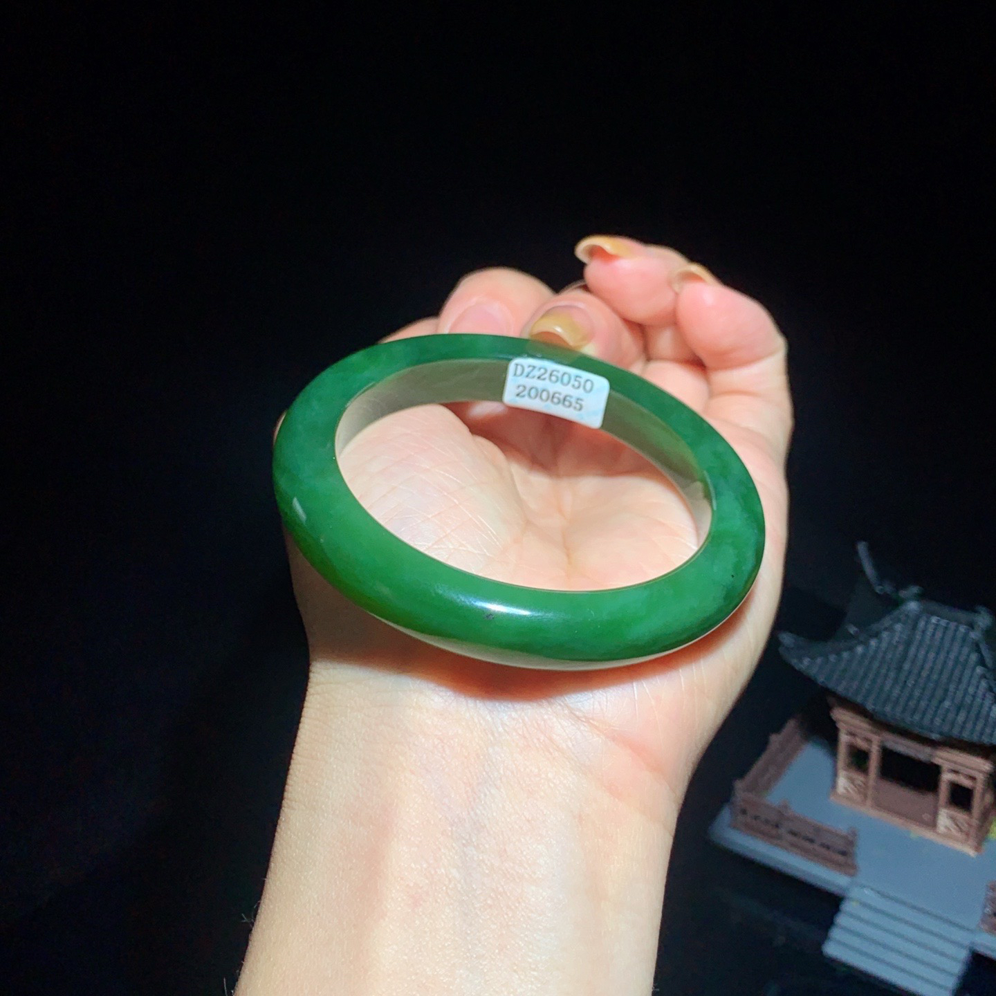 和田玉碧玉54圈口菠菜绿猫眼碧玉手镯！玉质细腻油润 底色纯净 脂粉好，品质高。