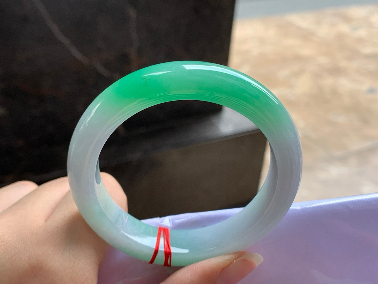 52圈 
阳绿色手镯^_^色阳细腻