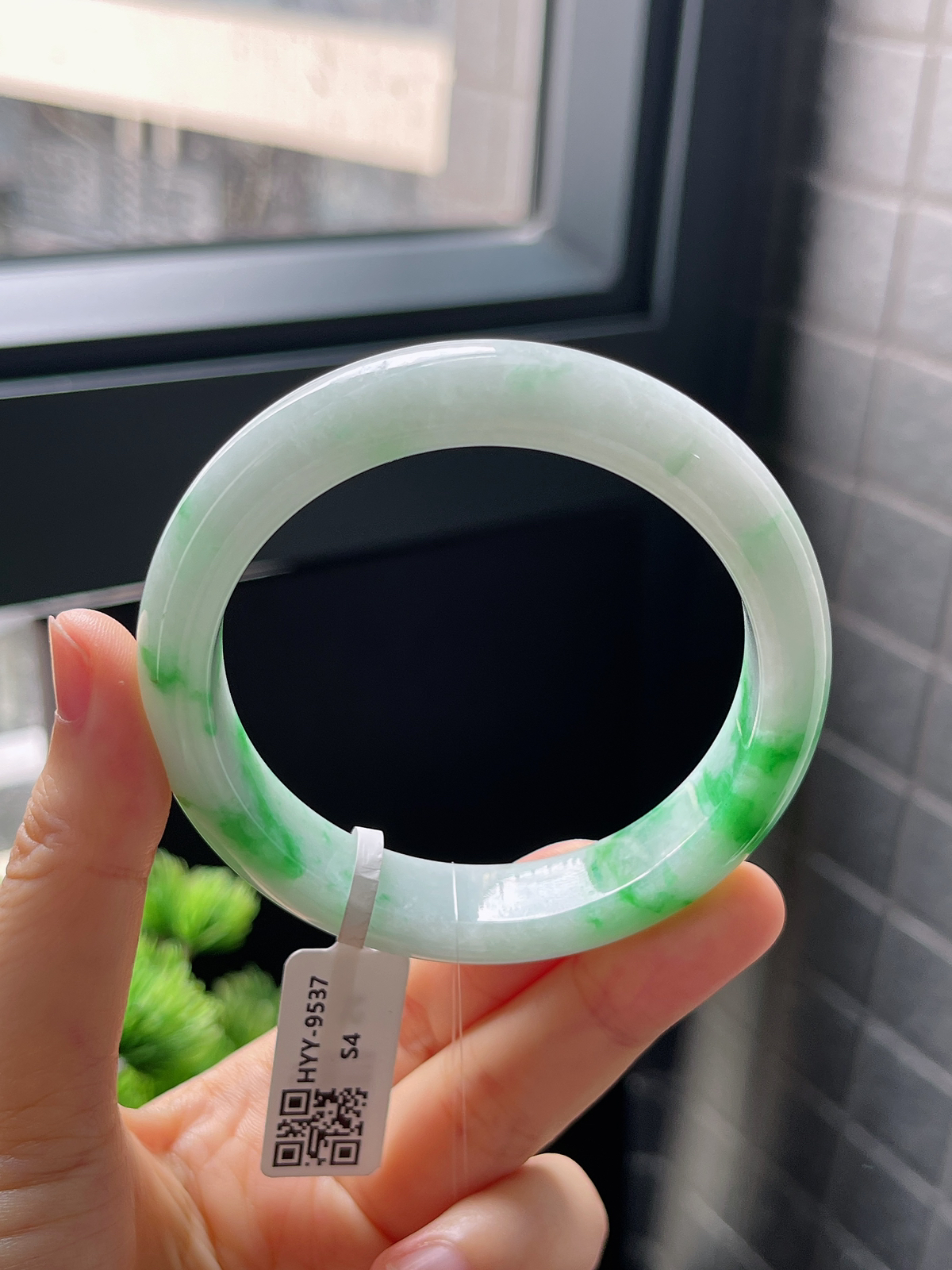 正圈56.5圈口，翡翠糯化种飘绿手镯，白底青阳绿