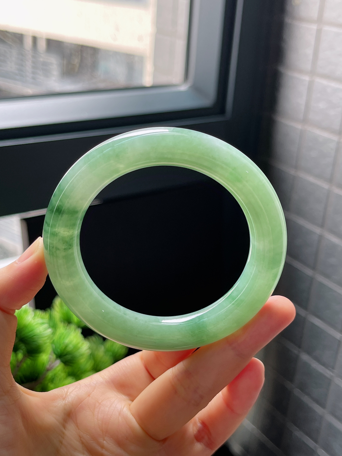 圈口55，冰糯飘花圆条翡翠手镯