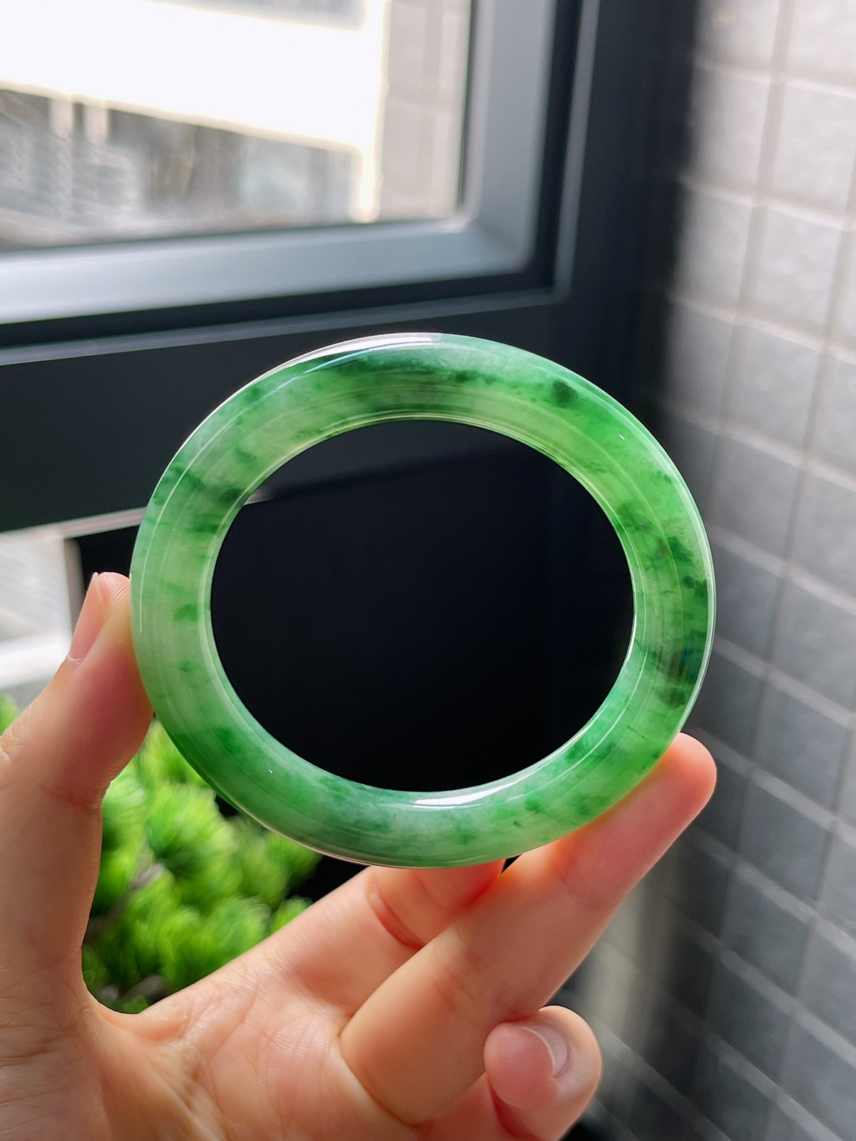 圈口52.2，糯冰飘绿圆条翡翠手镯