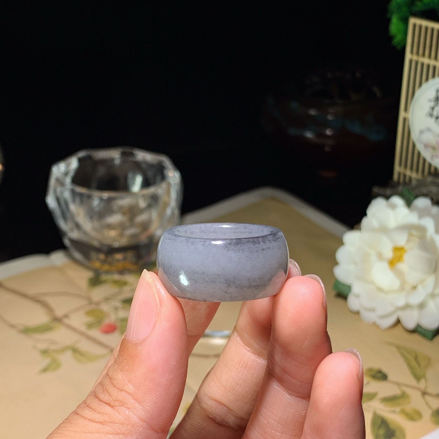 新疆和田玉籽料青花扳指 内径20尺寸12/4重10.4克。玉质细腻油润。手推出油。佩戴高端典雅。lt