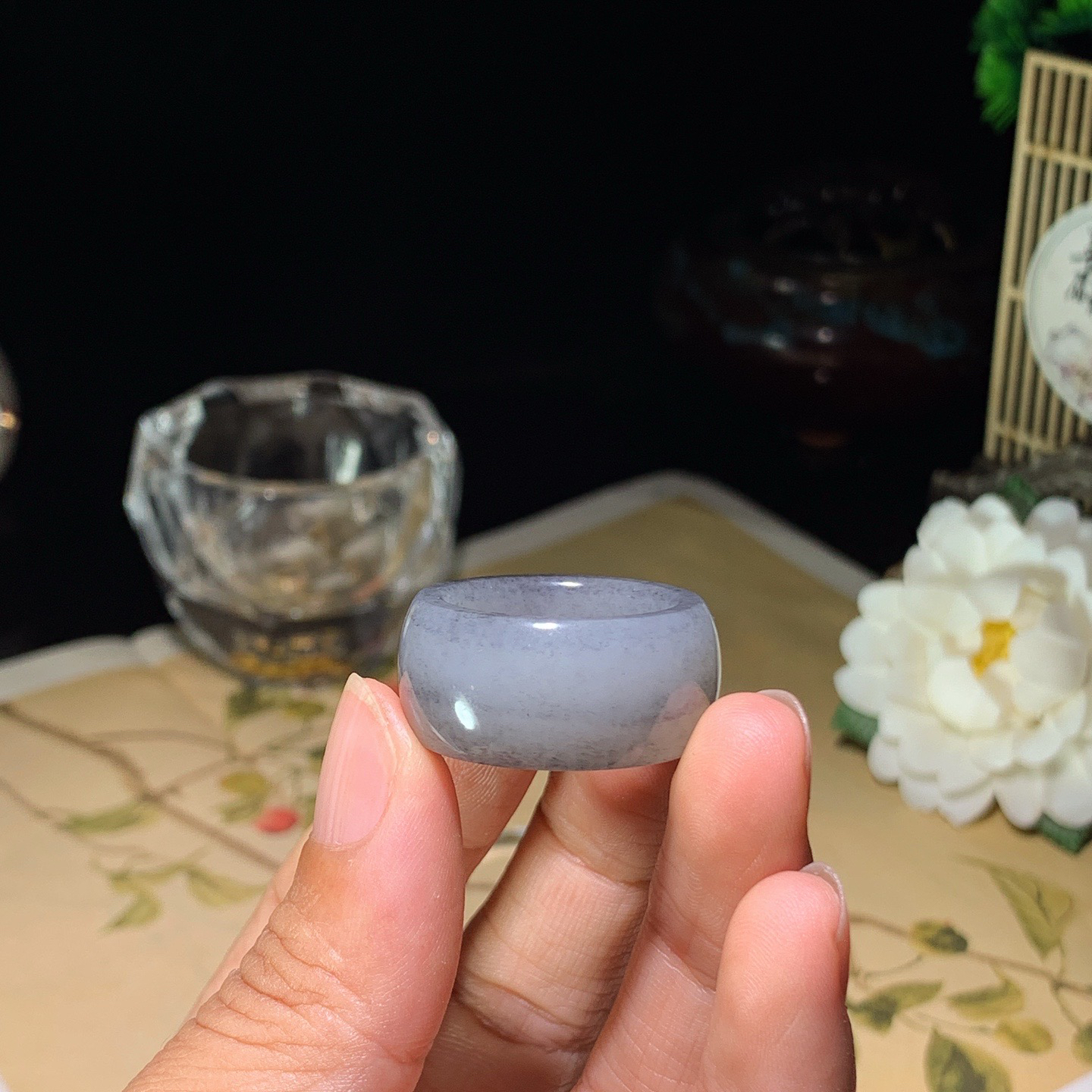 新疆和田玉籽料青花扳指 内径20尺寸12/4重10.4克。玉质细腻油润。手推出油。佩戴高端典雅。lt260602
