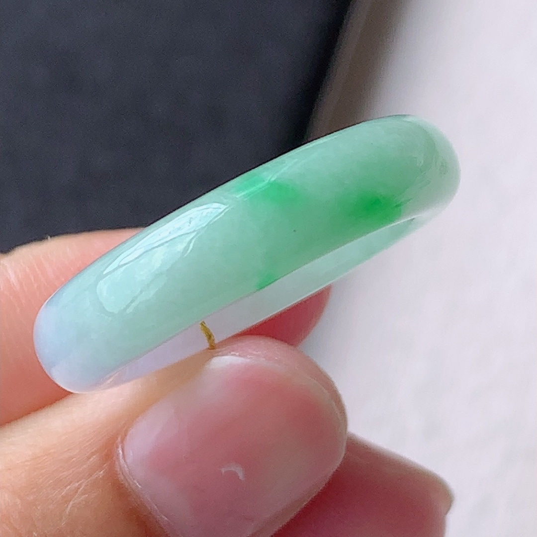 冰飘绿戒圈 色泽鲜甜 底子细腻水润 佩戴简单大方，5.5-3.8-26.1