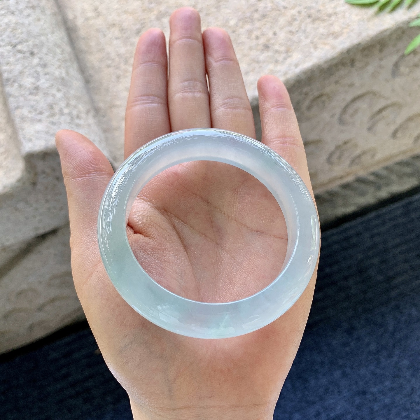 正圈53 54【圈口】53.8/12/9【编码】G7060551【描述】冰底色，水润，种老，细腻，打