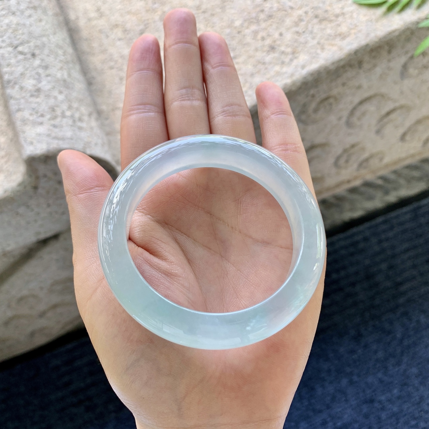 正圈53 54【圈口】53.8/12/9【编码】G7060551【描述】冰底色，水润，种老，细腻，打灯有絮线