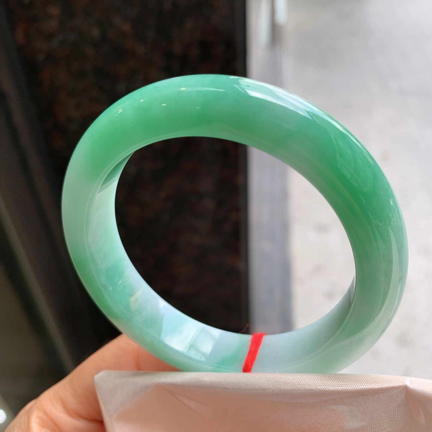 正圈飘绿 微细纹 尺寸：56.2/12.4/9.3 细腻