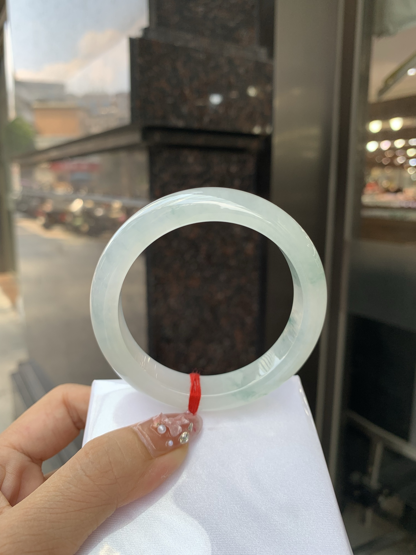 冰飘花正圈 55.3-8.5-12 0604-N887 打灯细纹，底妆冰润素白，冰底中开出了朵朵蓝花，飘花灵动飘逸，勾勒出一幅唯美诗意的山水意境画，古典优雅又秀气