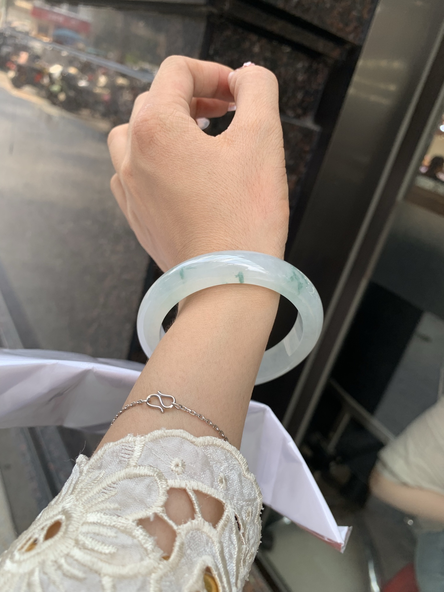 冰飘花正圈 55.3-8.5-12 0604-N887 打灯细纹，底妆冰润素白，冰底中开出了朵朵蓝花，飘花灵动飘逸，勾勒出一幅唯美诗意的山水意境画，古典优雅又秀气