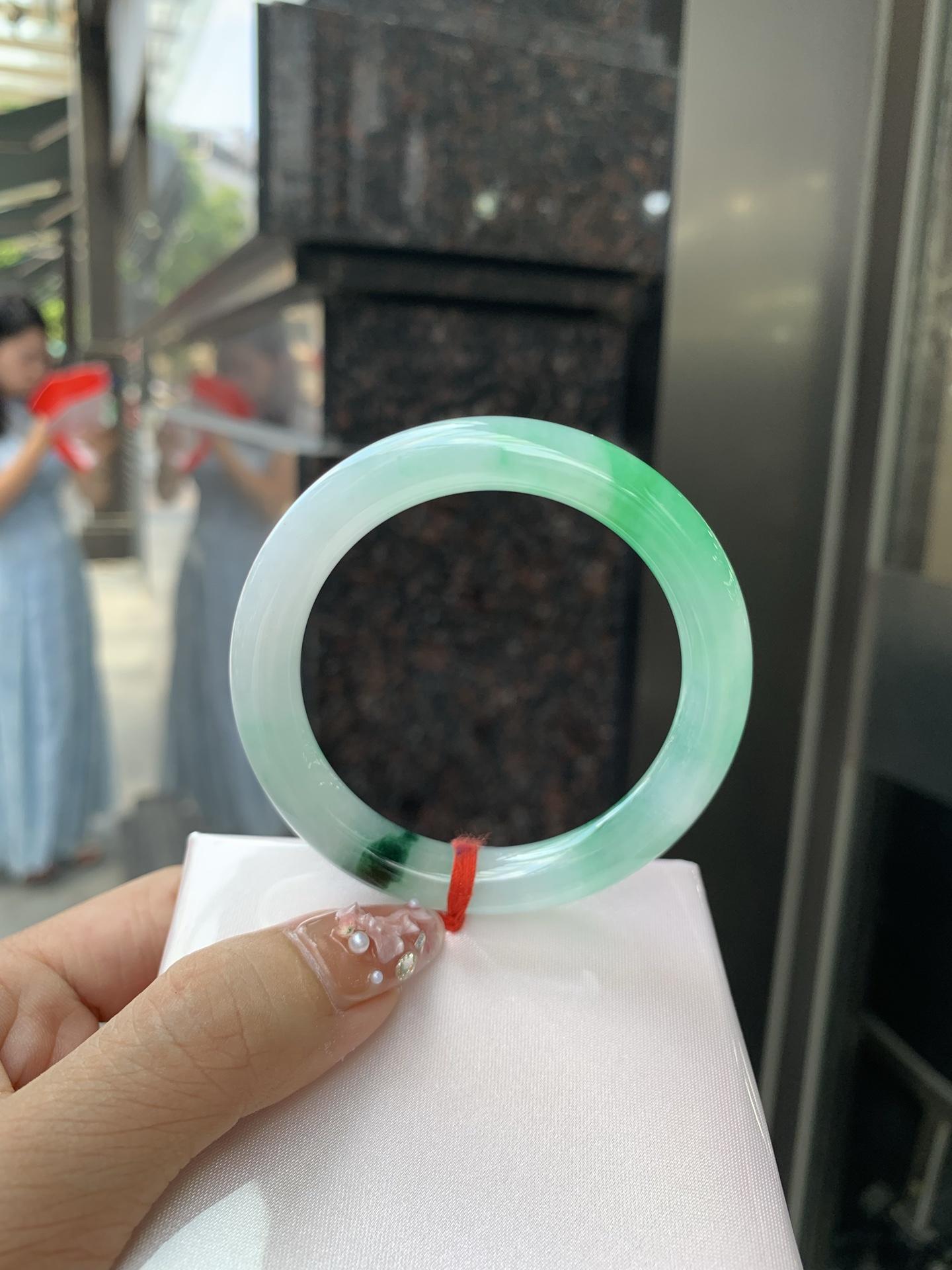 冰阳绿花美人条 50.3-8.6-8.4 0604-N890 底妆冰润细腻，春风十里不如腕间一抹绿，阳绿花如春日的嫩草，仙气缭绕，很有意境，古典优雅令人沉醉其中