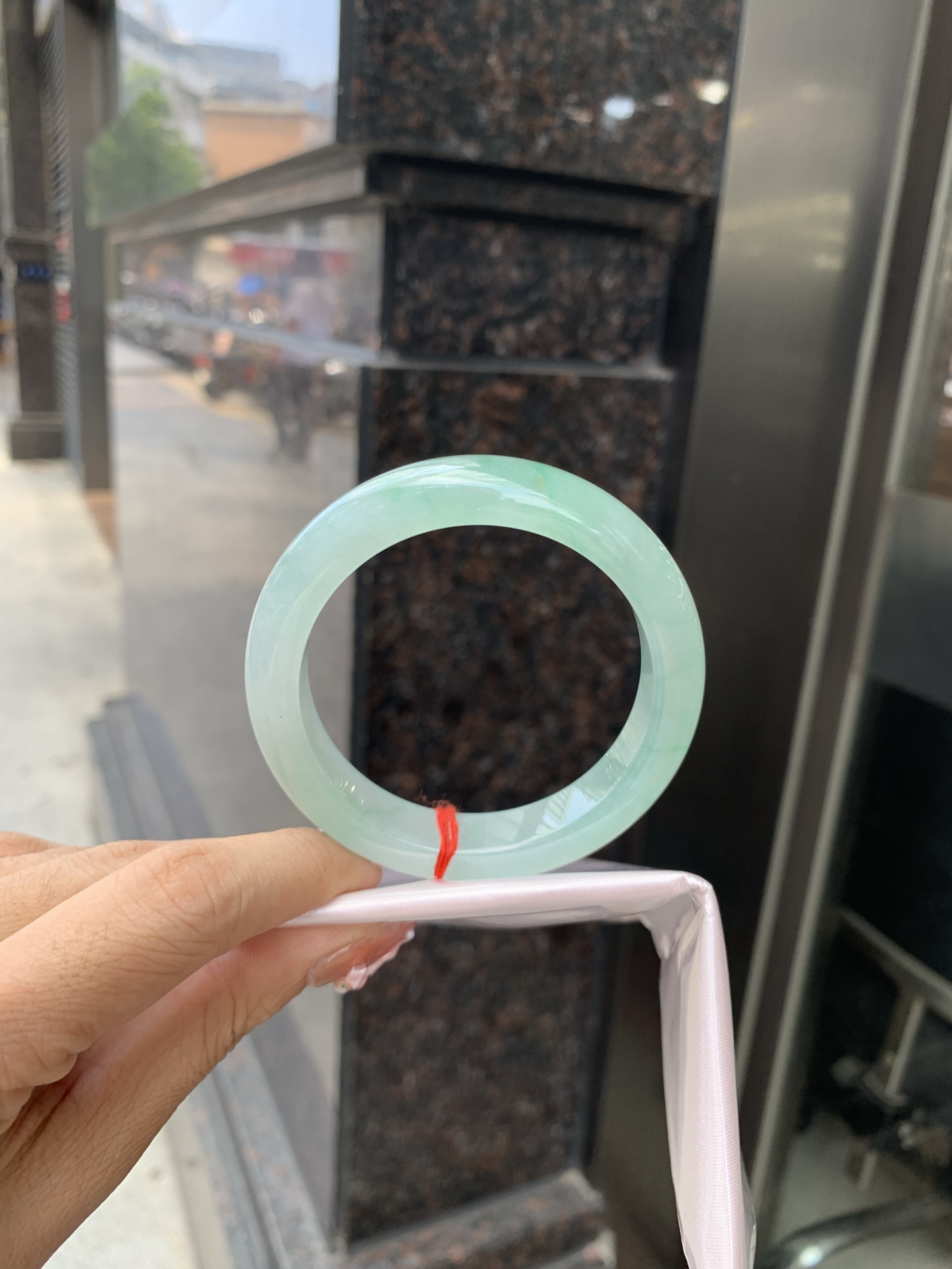 冰飘绿花正圈 55-8.8-11.9 0604-N889 打灯细纹，底妆冰润细腻，有洒金特色，春风十里不如腕间一抹绿，绿花如春日的嫩草，仙气缭绕，很有意境，古典优雅令人沉醉其中