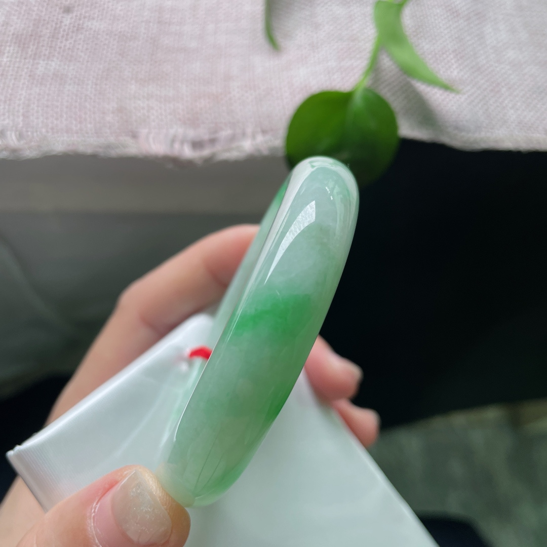 53.8/12.7/8.4飘绿正圈，颜色艳丽，光彩夺目，水润，细腻，贵气，晶体纹，ss54260a