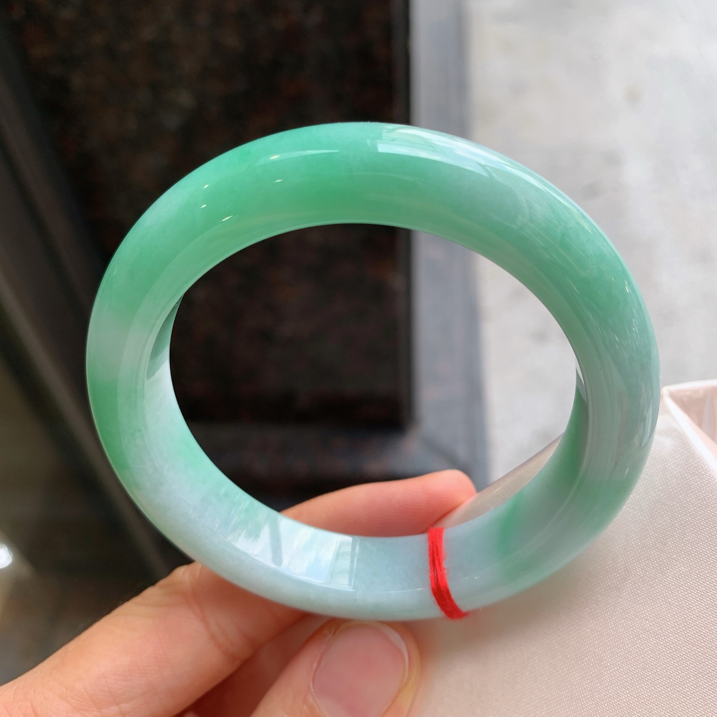 正圈飘绿 微细纹 尺寸：56.2/12.4/9.3 细腻