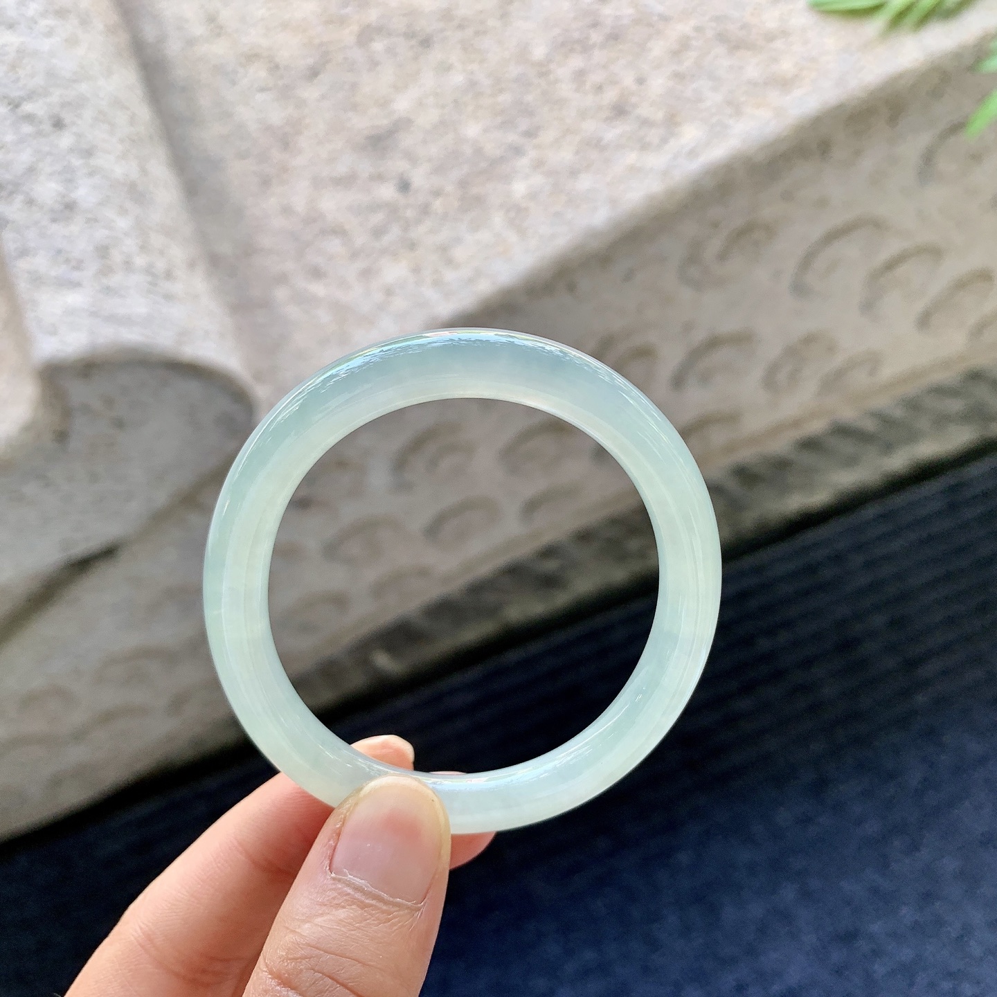 糯冰淡绿，水润，种老，细腻，无裂