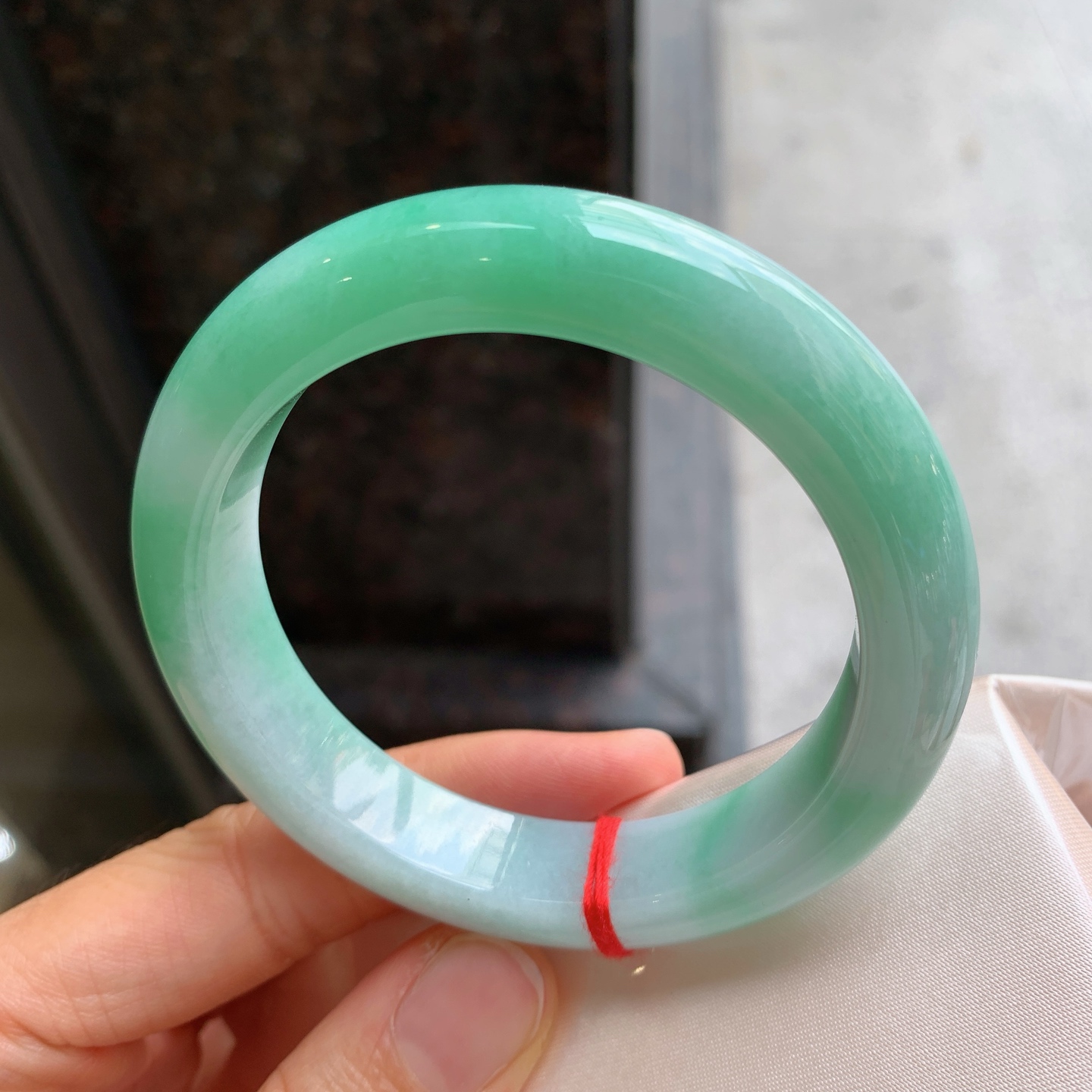 正圈飘绿 微细纹 尺寸：56.2/12.4/9.3 细腻