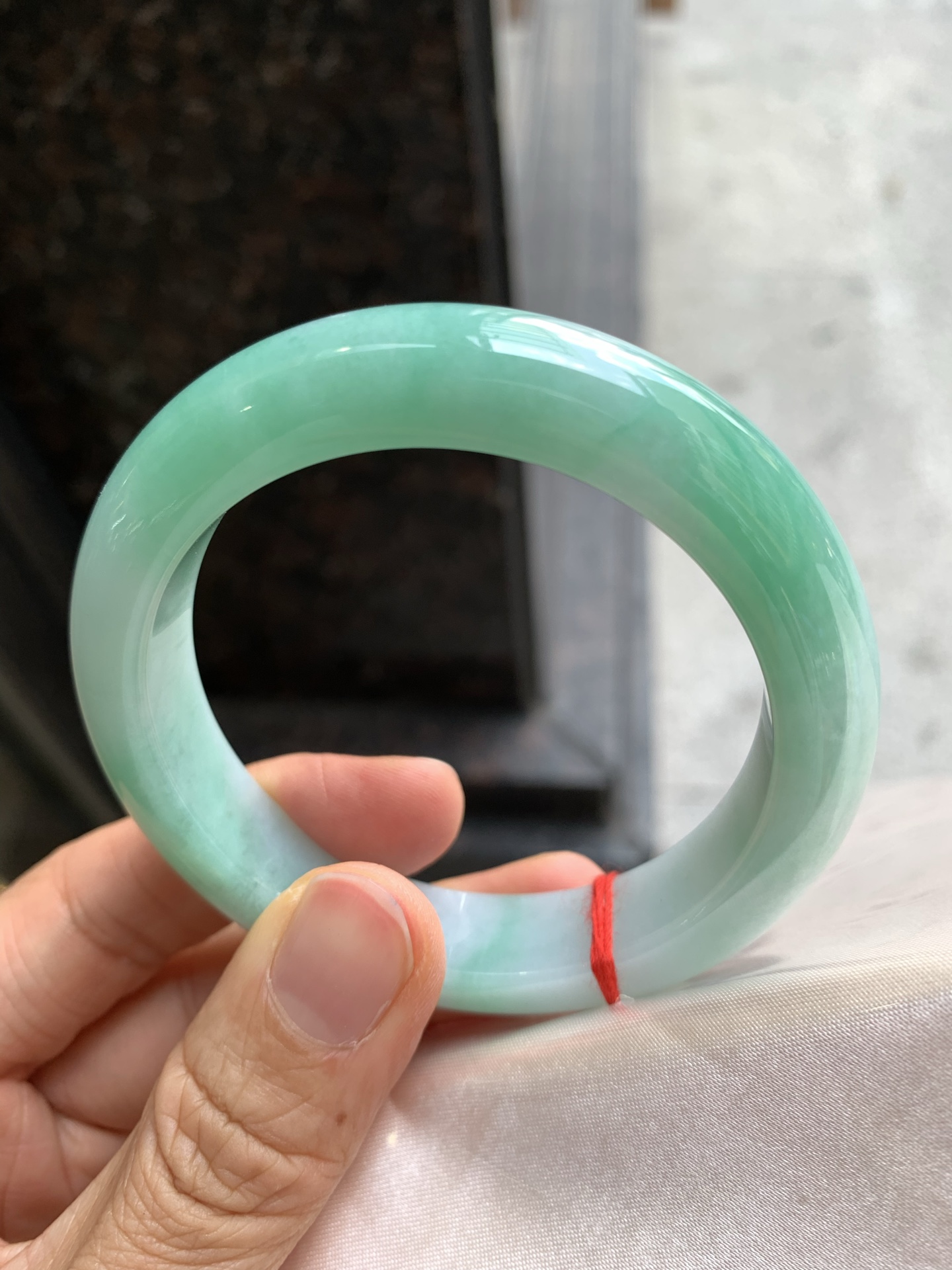正圈飘绿 微细纹 尺寸：56.2/12.4/9.3 细腻