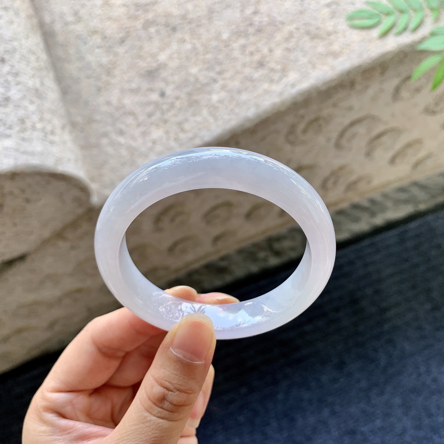 正圈53 54【圈口】53.1/12/7.7【编码】AF060556【描述】糯冰淡紫，水润，种老，细腻，打灯有棉线